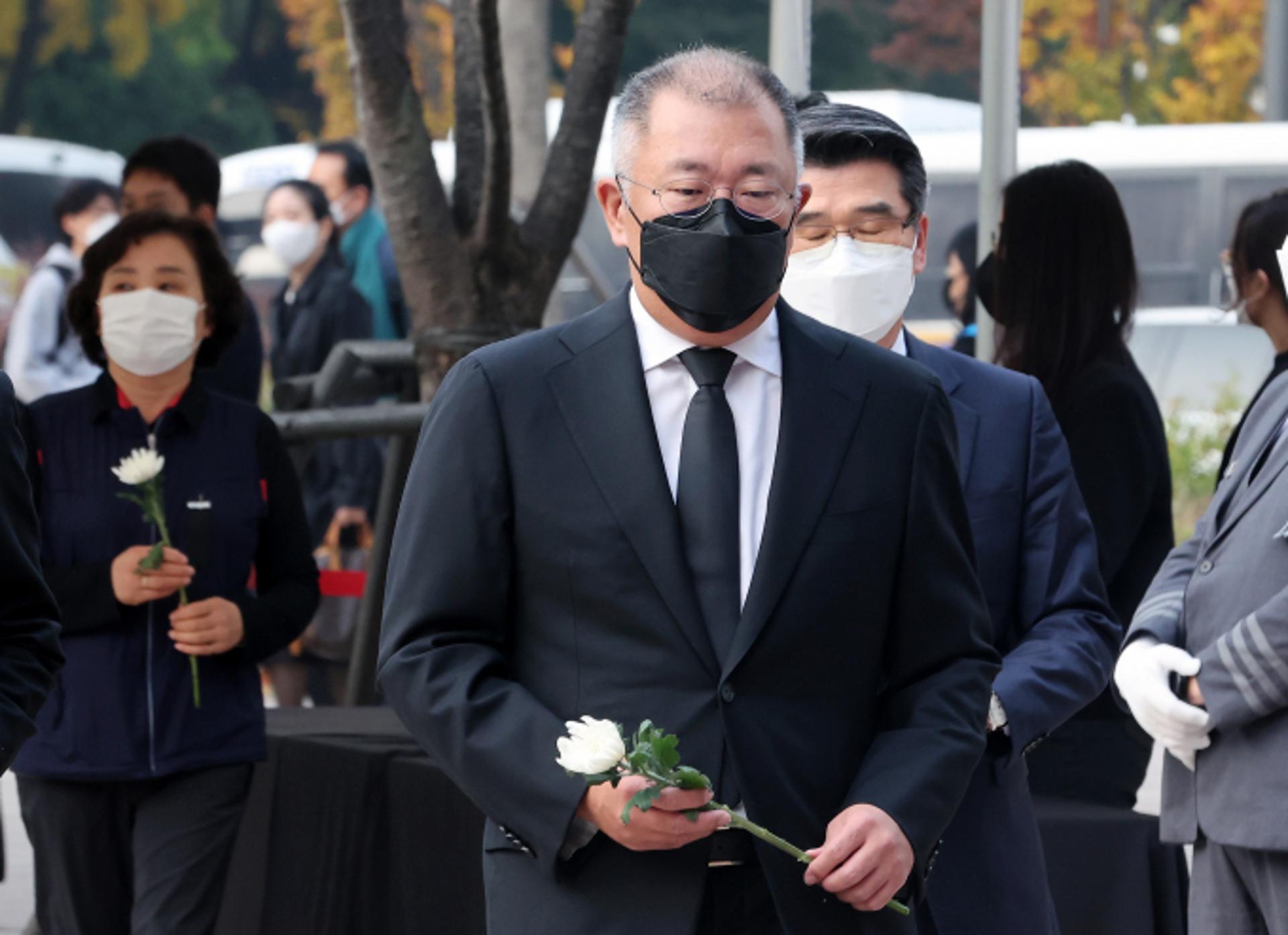 정의선 회장 "고인들이 편안한 곳으로 가시길"… 이태원 사고 합동분향소 조문