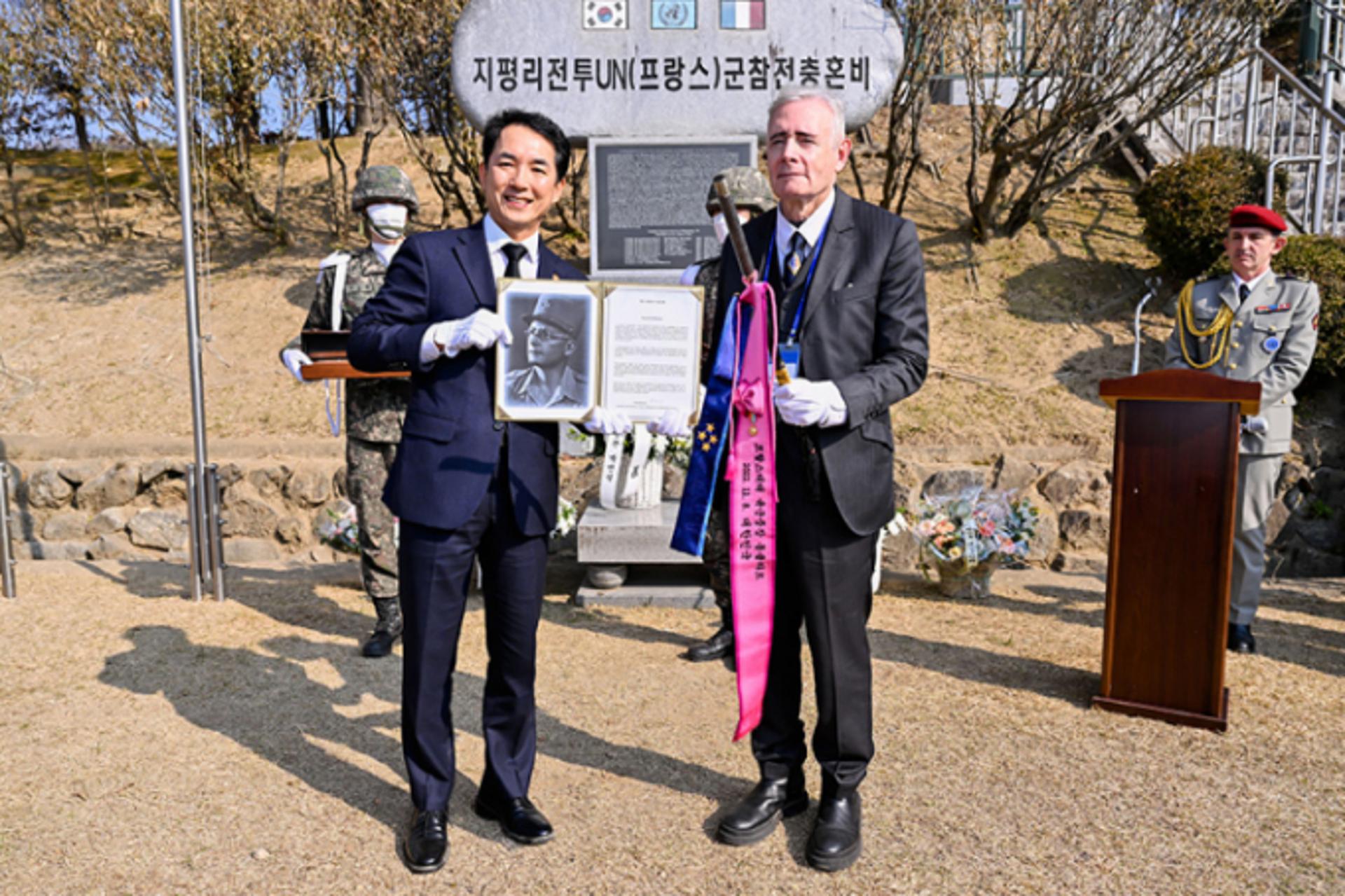 양평군, 몽클라르 장군 지휘봉 전달식…지평리전투 전적지 참배