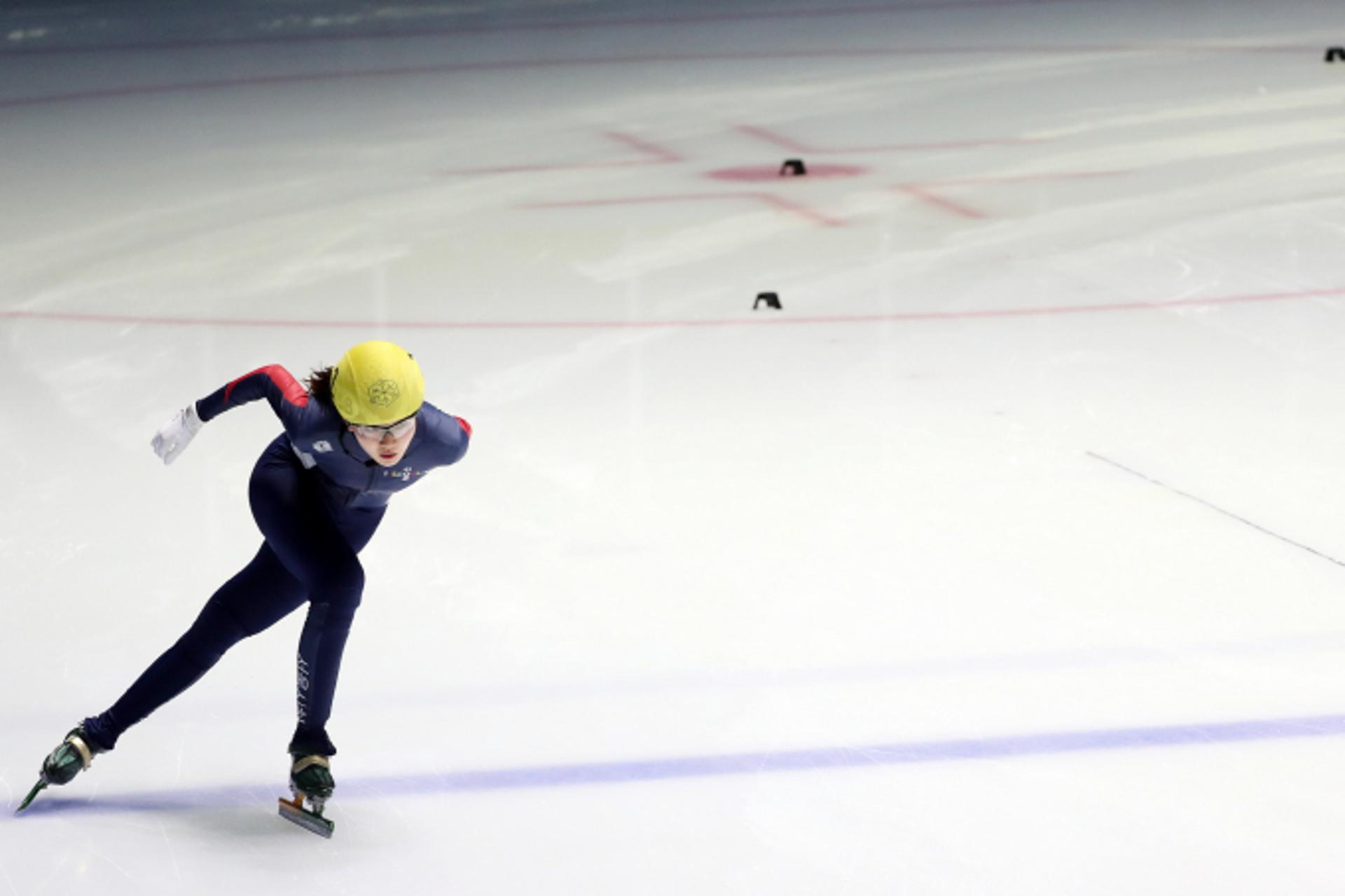 동료 비하 논란에 움츠렸던 심석희, 실력으로 웃었다… 4대륙 선수권 女 500m 우승