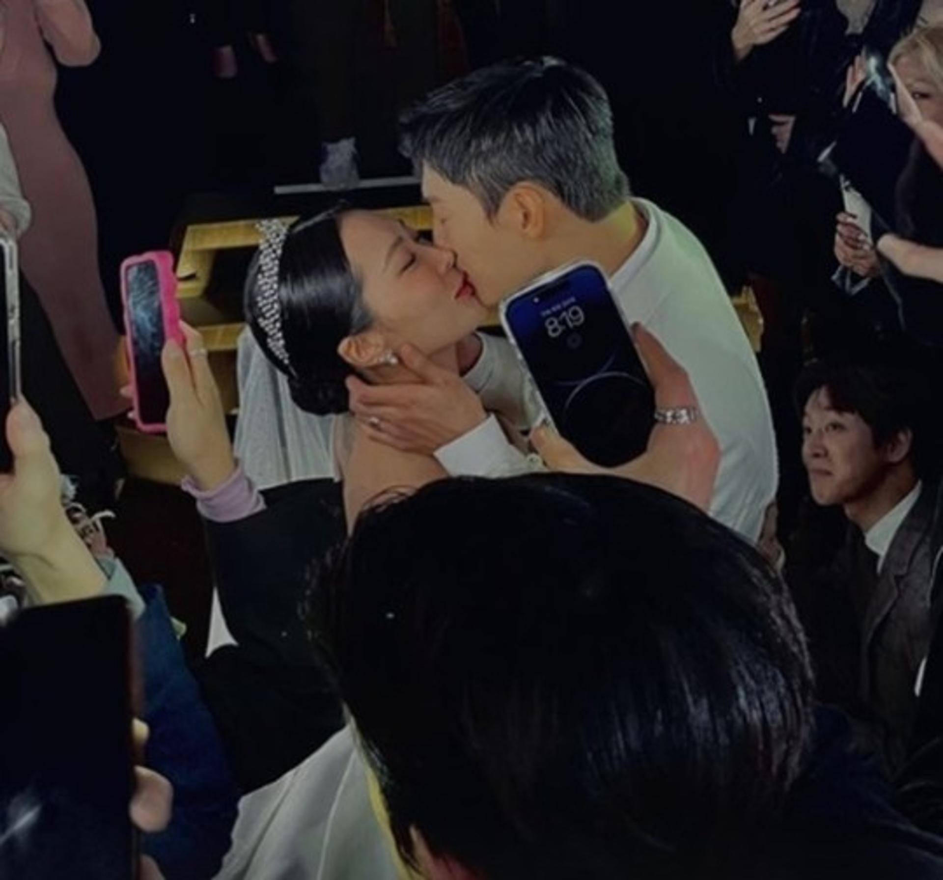"영화 속 한 장면인 줄"… '1세 연하♥' 허니제이, 하객 속 입맞춤