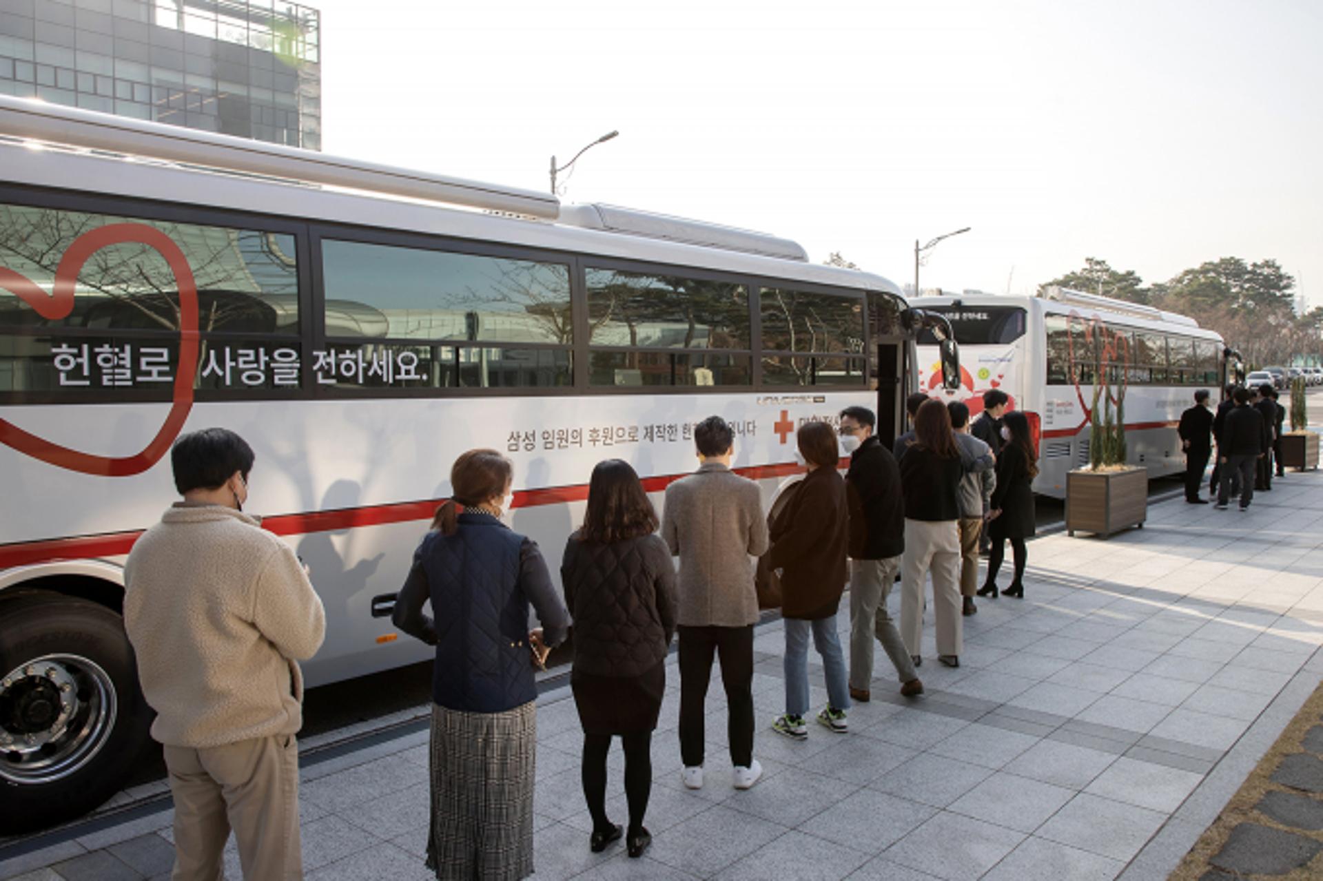 삼성, 대한적십자사에 '헌혈버스' 4대 전달… 10년간 40대 지원 예정