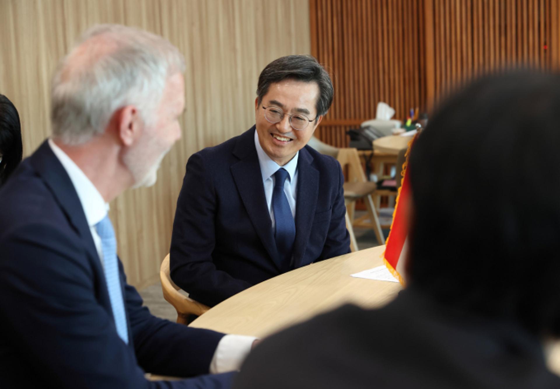 [심층기획] '경제도지사' 김동연, 미래 먹거리 '급속행군'…투자 빙하기 녹이는 비결은?