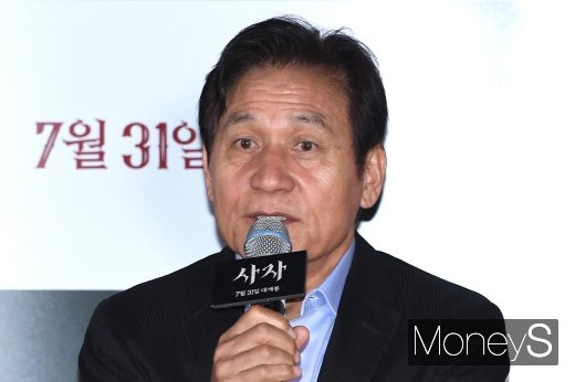 '혈액암 투병' 안성기 미담 '화제'… "추운 내색도 없이"