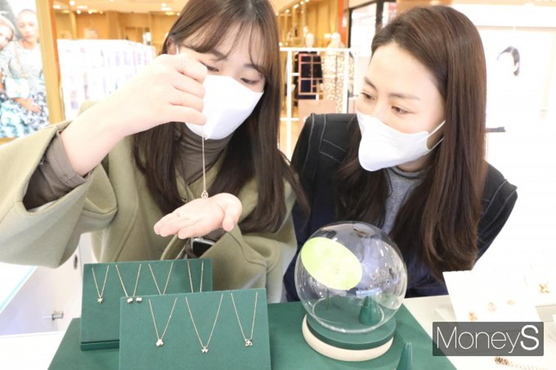 [머니S포토]롯데百광주점 "연말 선물, 보석으로 빛내세요"