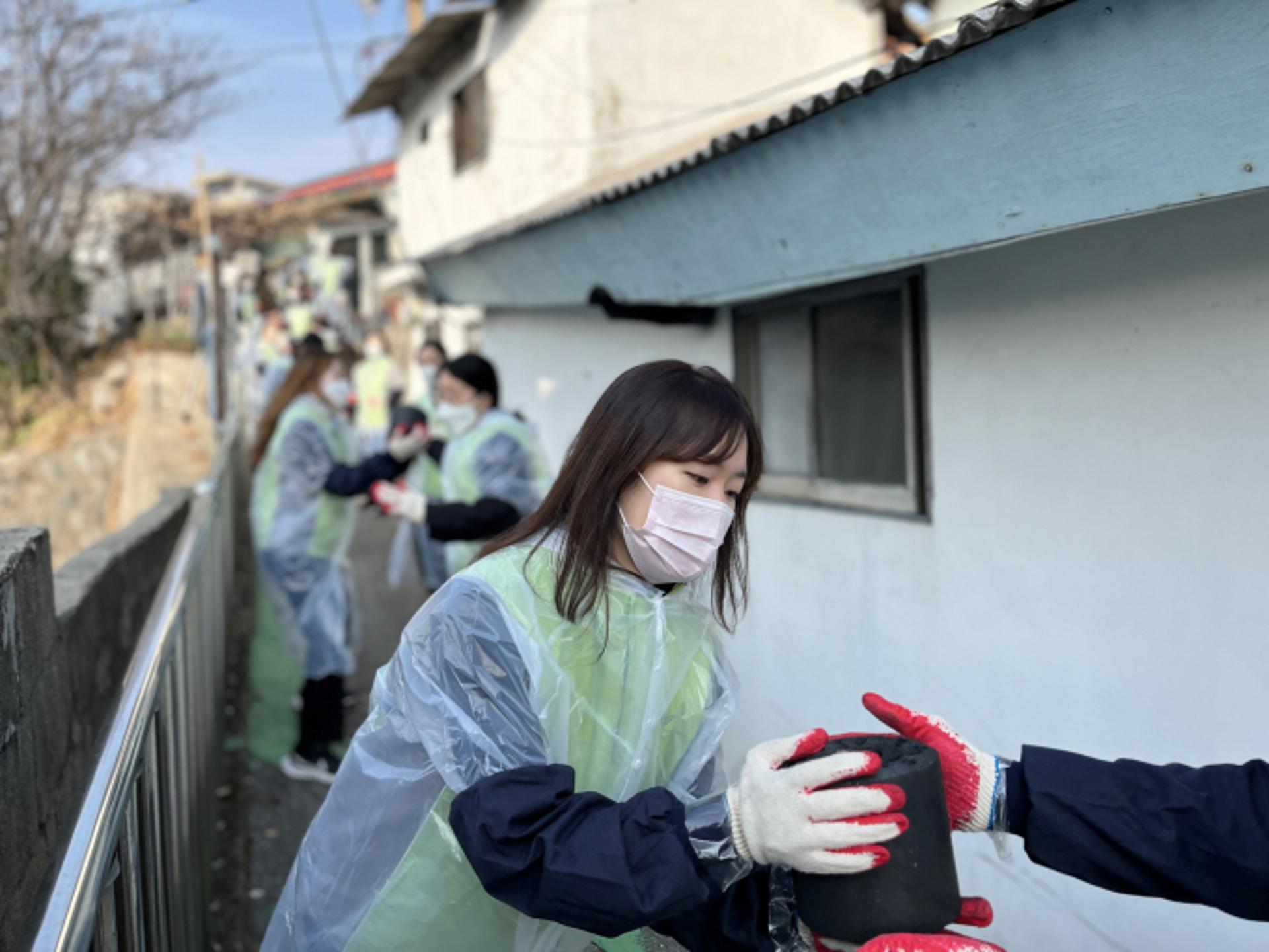 겨울 산타 된 인천공항공사… 연탄 배달· 식료품 꾸러미 나눔 봉사