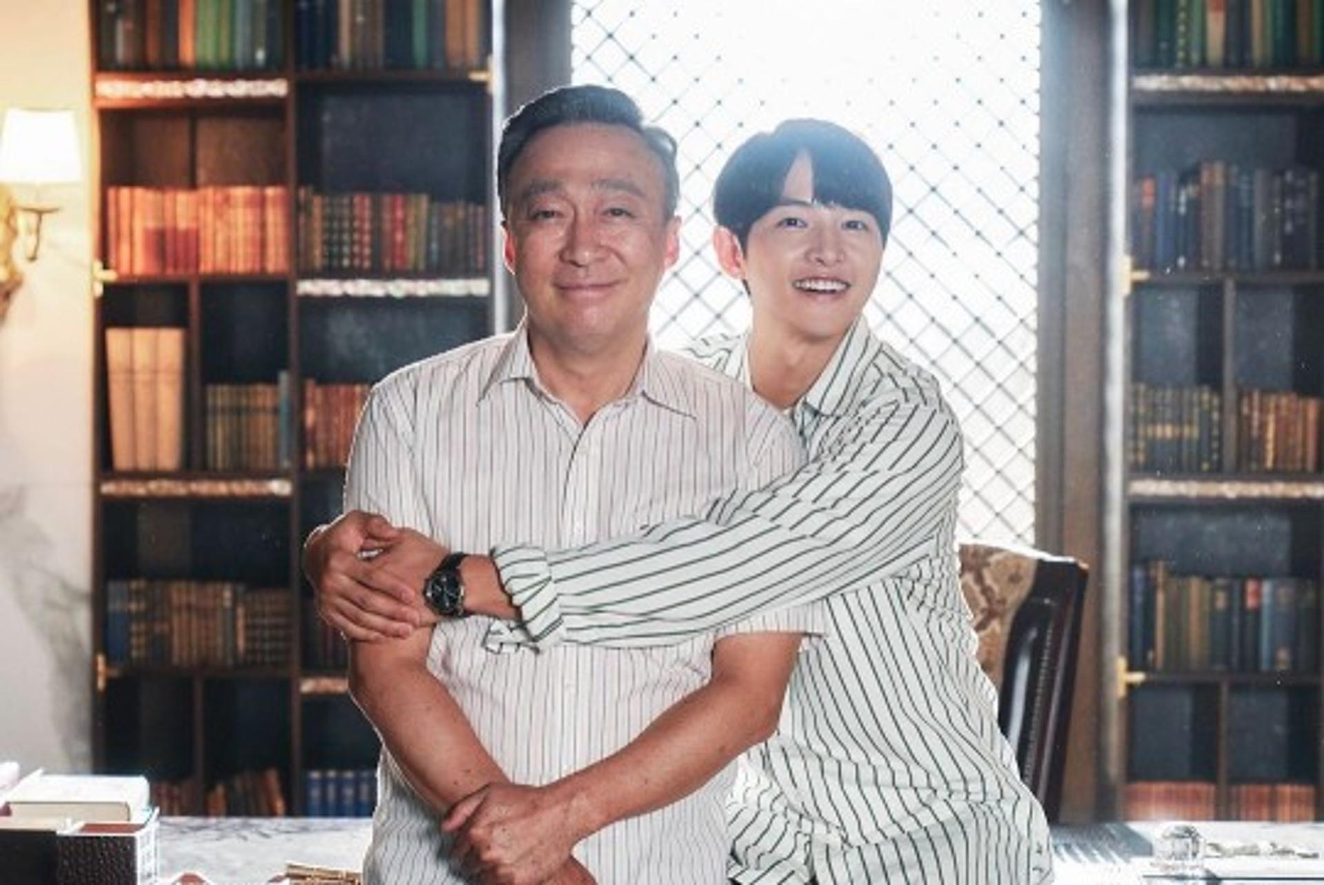 "사랑해요 할아버지♥"… 송중기, 이성민 품안에 '쏙'