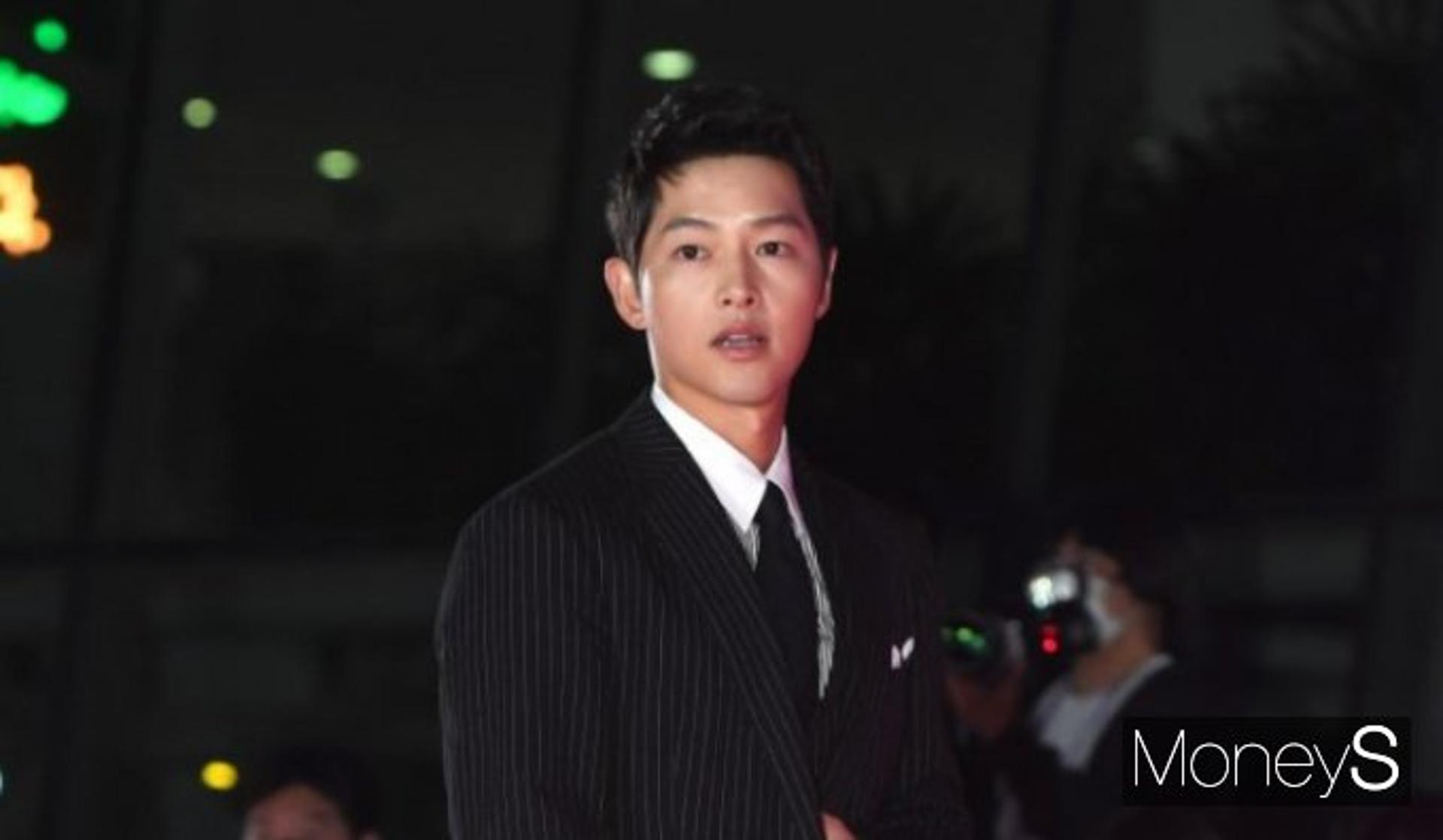 '열애' 송중기, ♥연인에 대한 계속되는 설… 딸도 있다고?