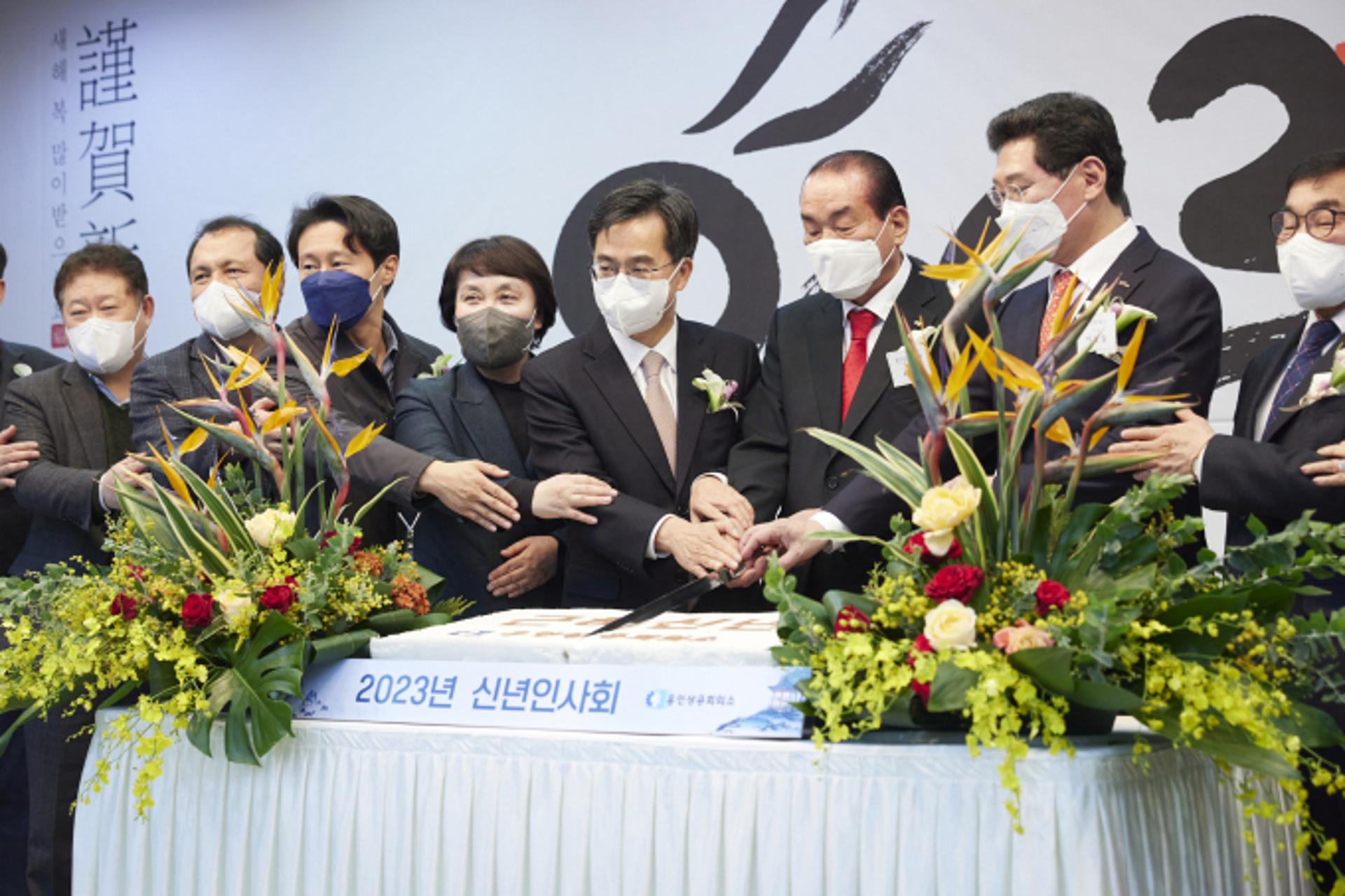 김동연 "위기속 기회 찾는 기업가정신 발휘해 달라"…새해 경제행보