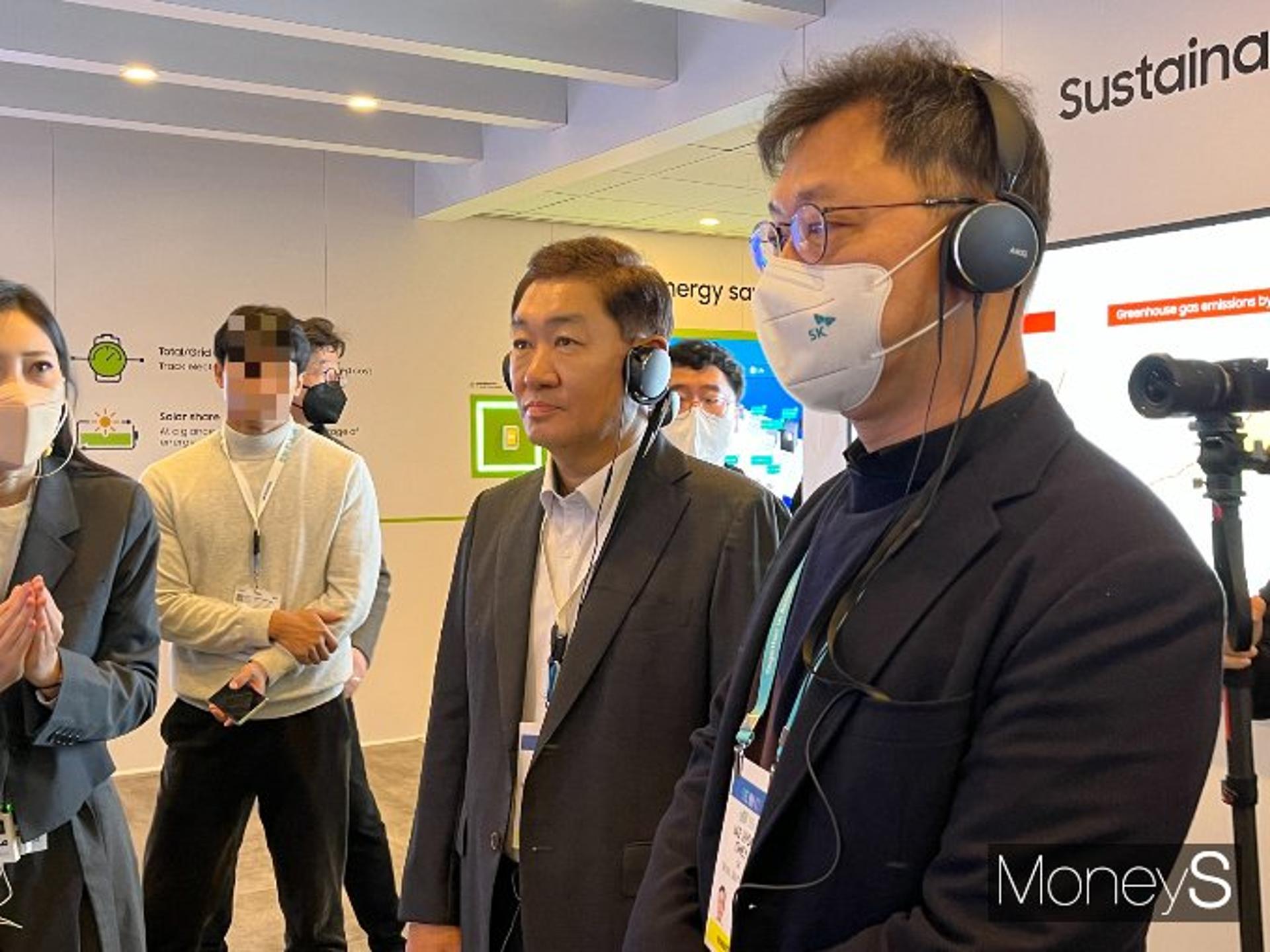 [CES 2023] 삼성·LG 부스 찾은 최재원 SK 수석부회장… "꾸린 게 많네요"