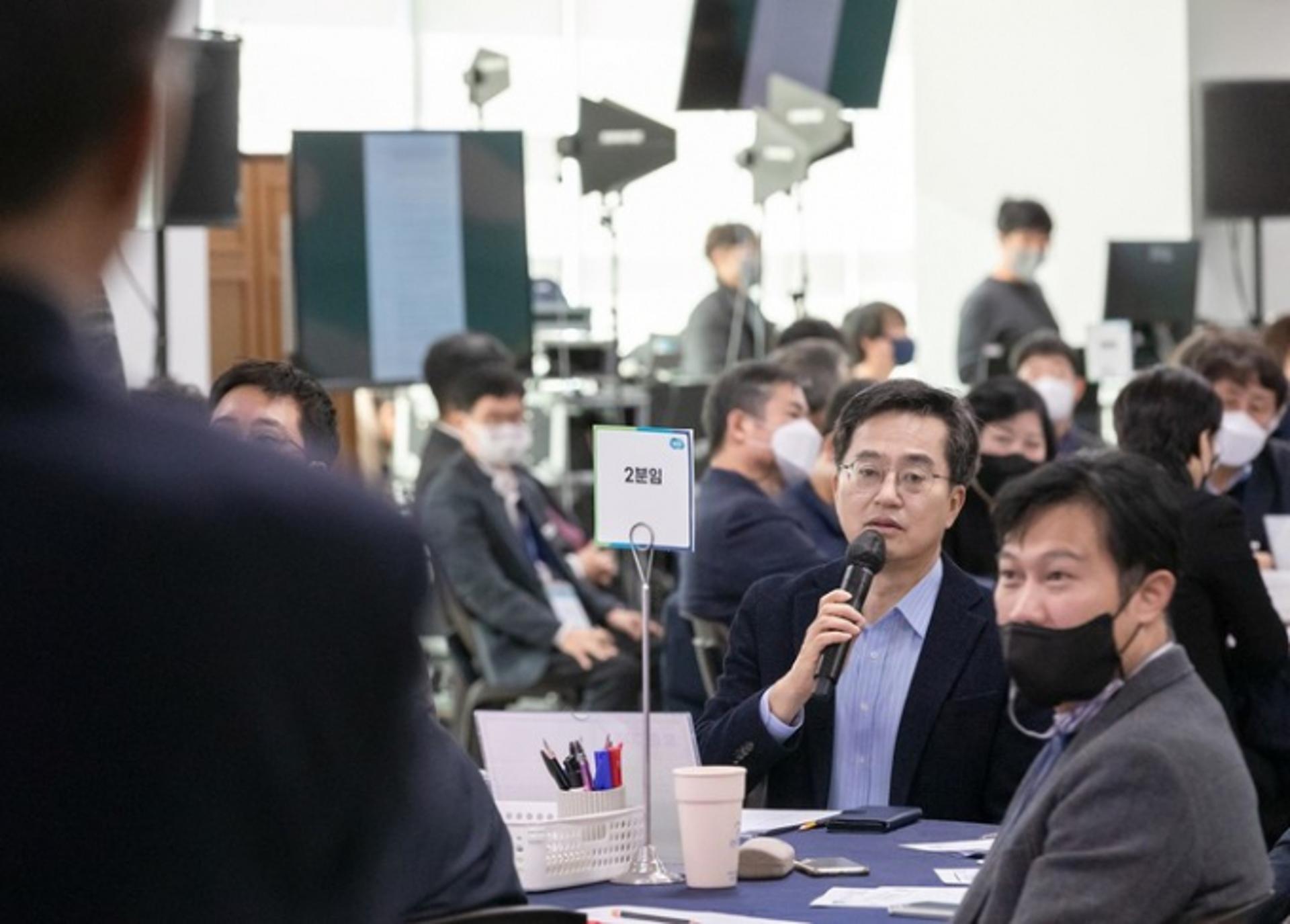 김동연 "경기도청 공직자, 상식·관성 틀 깨는 '유쾌한 반란' 시작됐다"