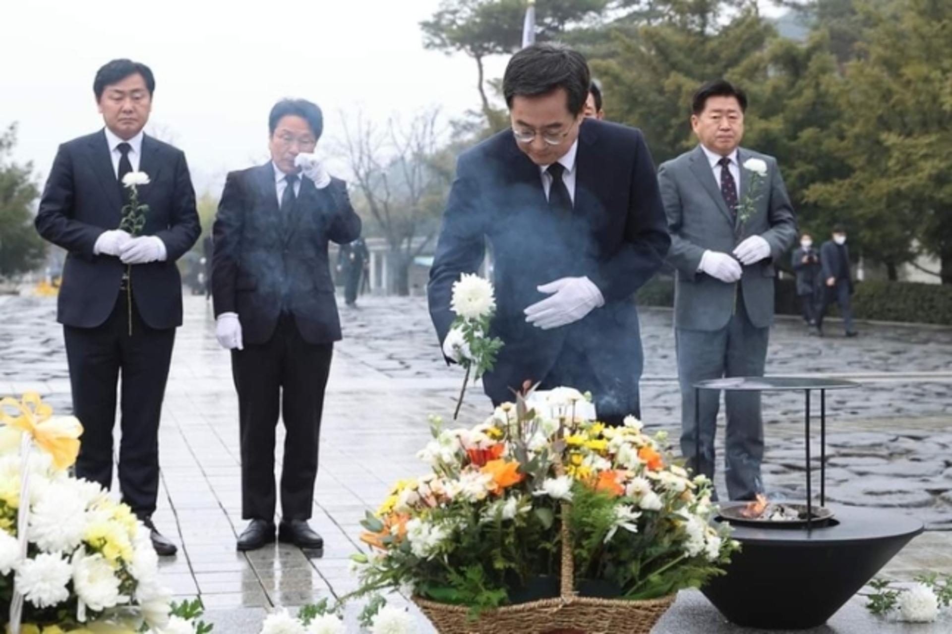 노무현·문재인 찾은 김동연 "기회가 흘러넘치는 경기도 만들겠다"