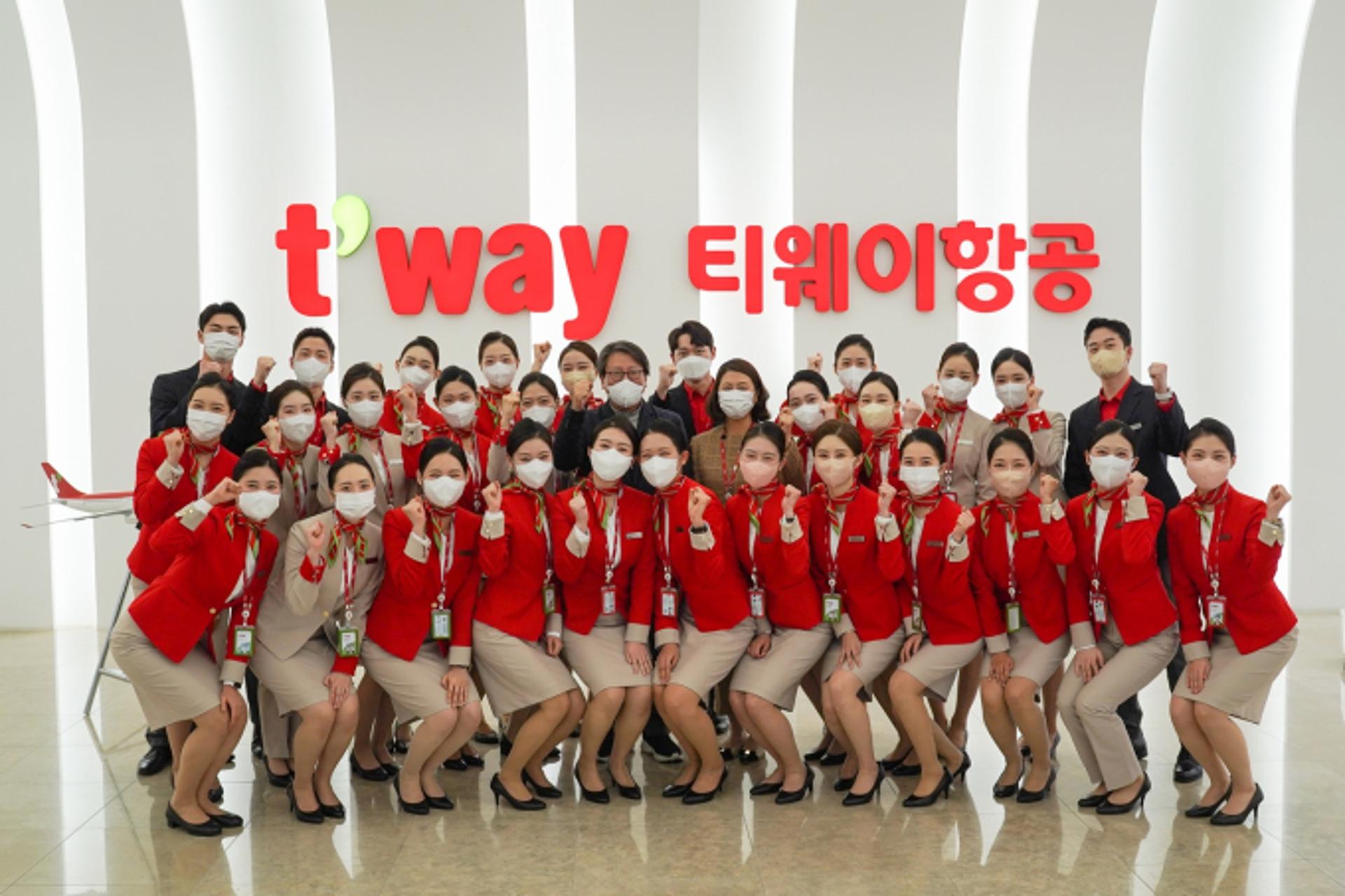 티웨이항공, 새해 첫 신입 객실승무원 교육 수료… 비행 업무 투입