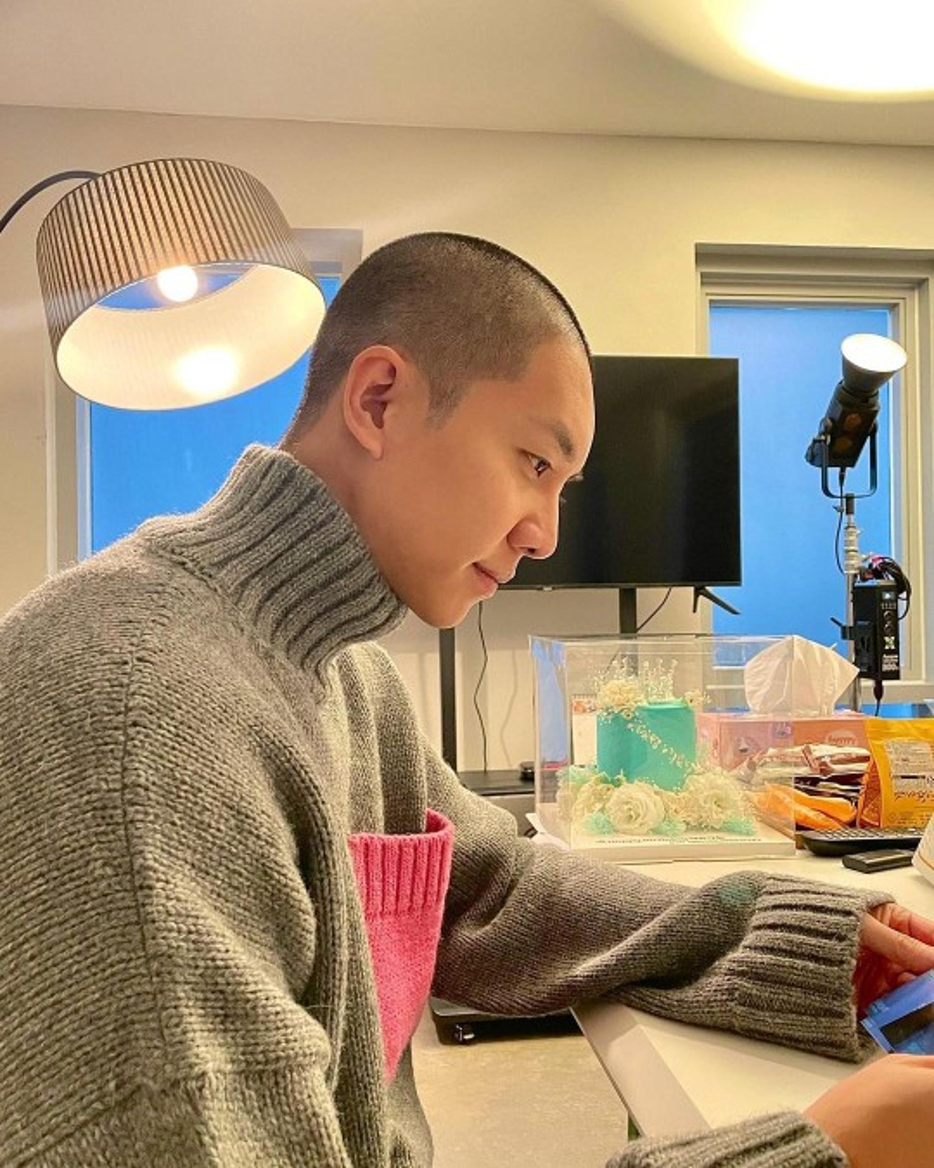 "훈훈 그 자체"… '25억 기부' 이승기 근황, 삭발도 잘생겼네