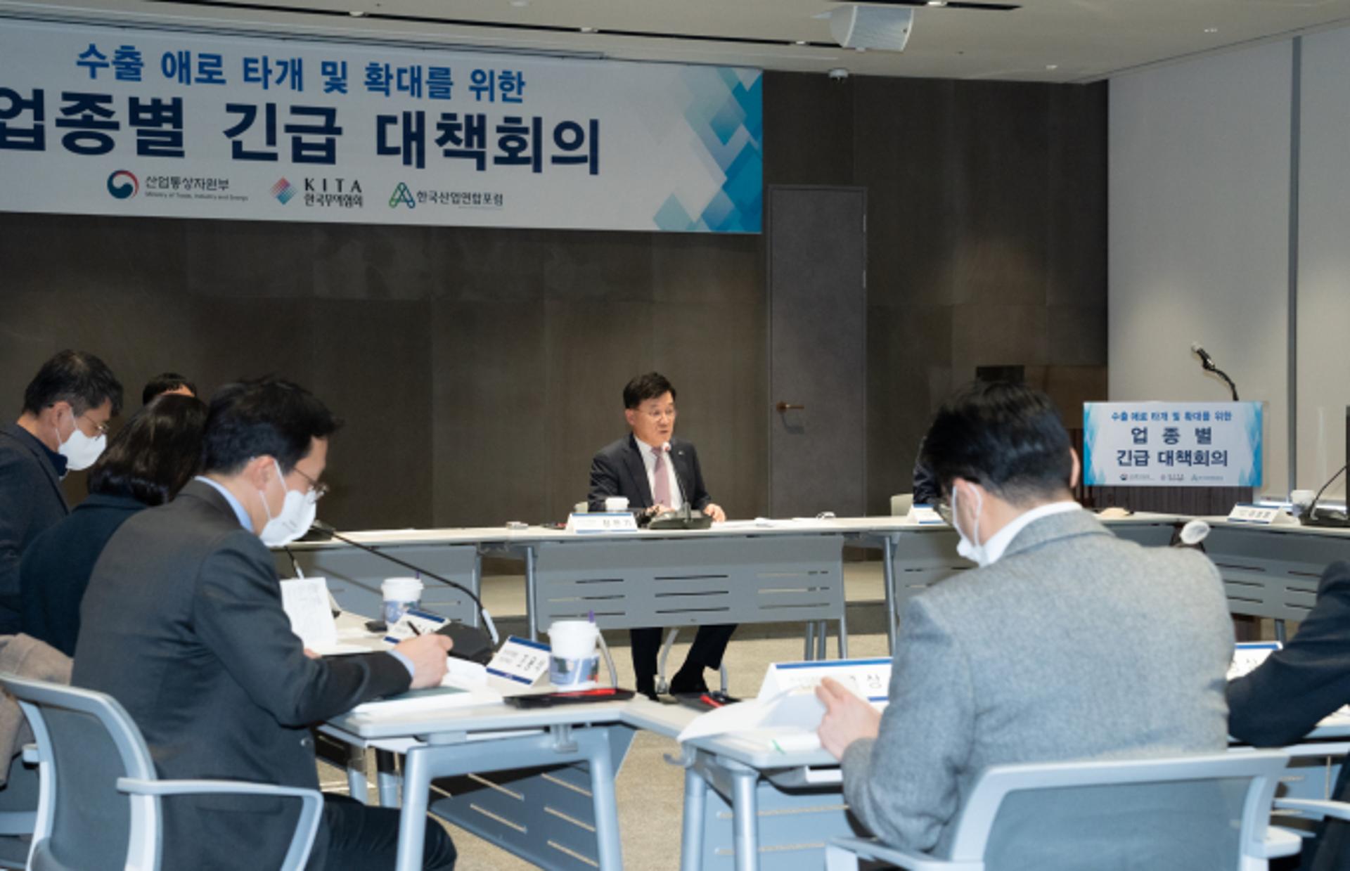 반도체·디스플레이 등 수출 먹구름… "K-칩스법 조속 통과해야"