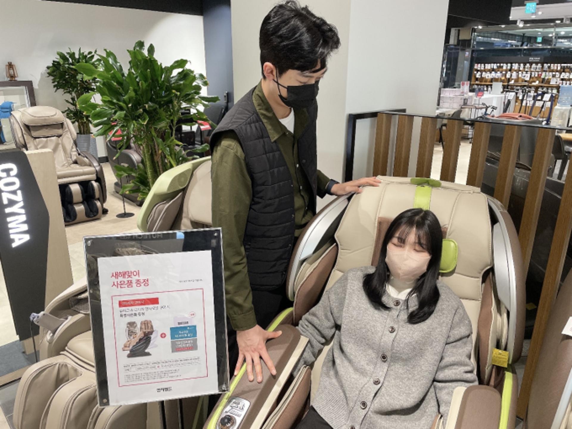 "설 특수 잡아라"… '효도가전' 안마의자 판매 경쟁 후끈