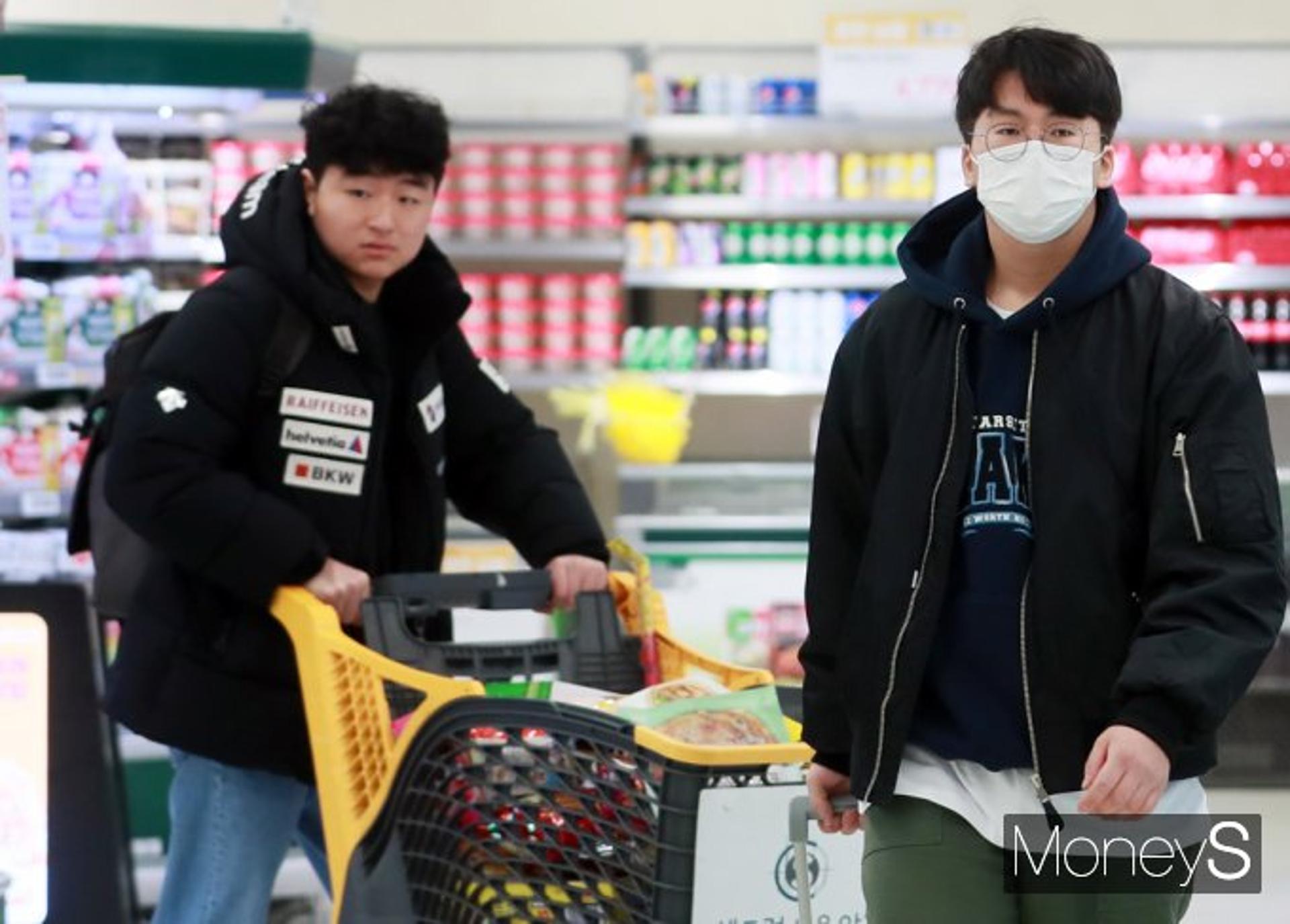 [르포] "벗는 게 어색해요"… 실내 마스크 해제 첫날 풍경