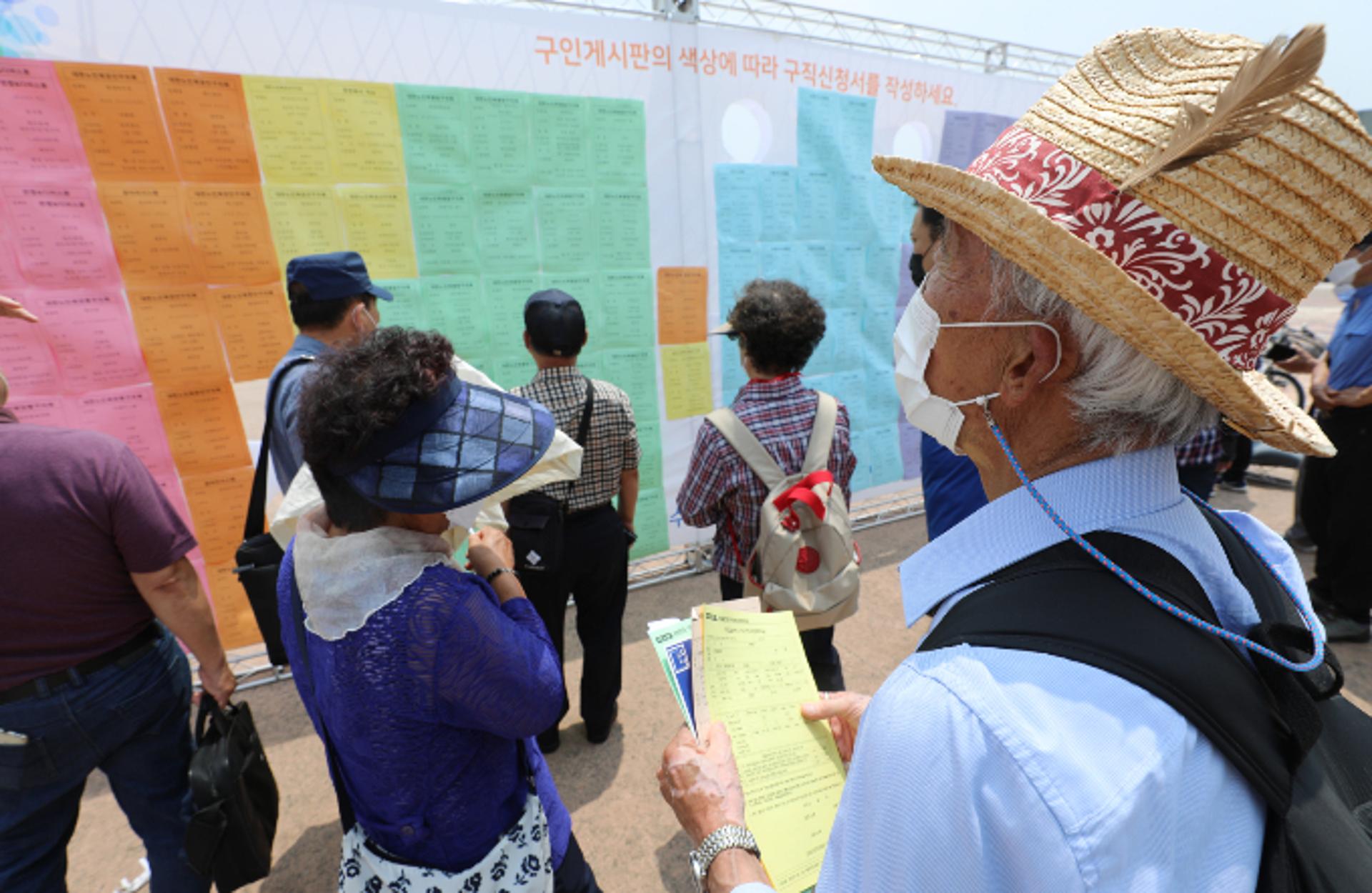 "일 다운 일 없나요"… 시니어 일자리 혁신하려면