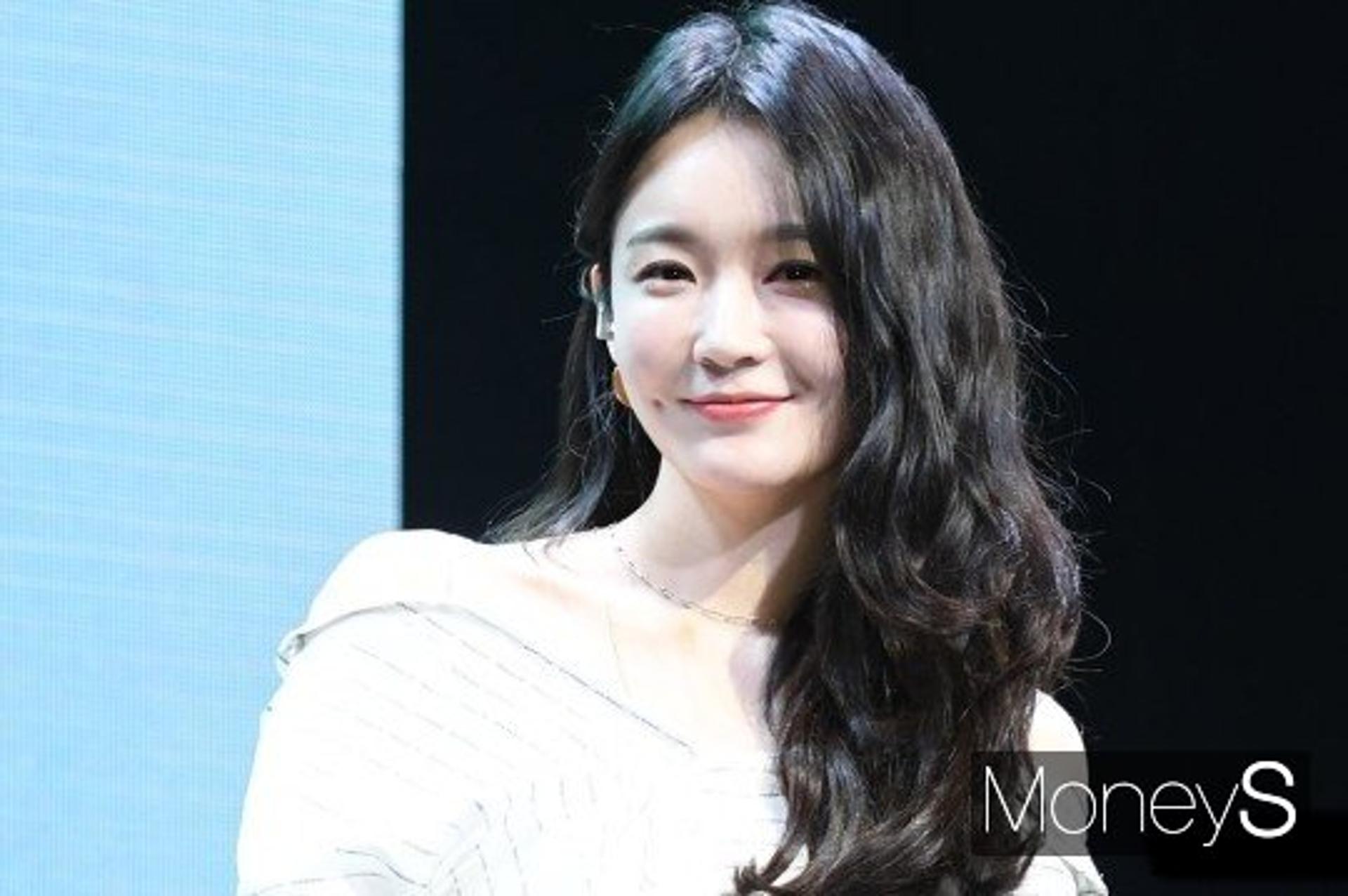 "18세 데뷔 때부터"… 천륜 끊은 강민경, 연이은 구설수