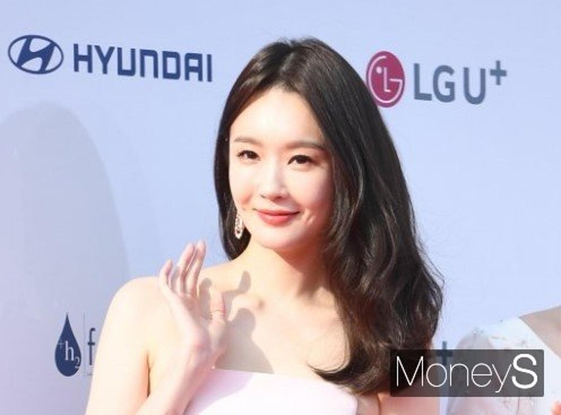 "아빠가 프라다가방 사줘"… 강민경, 父과 연 끊었다면서?