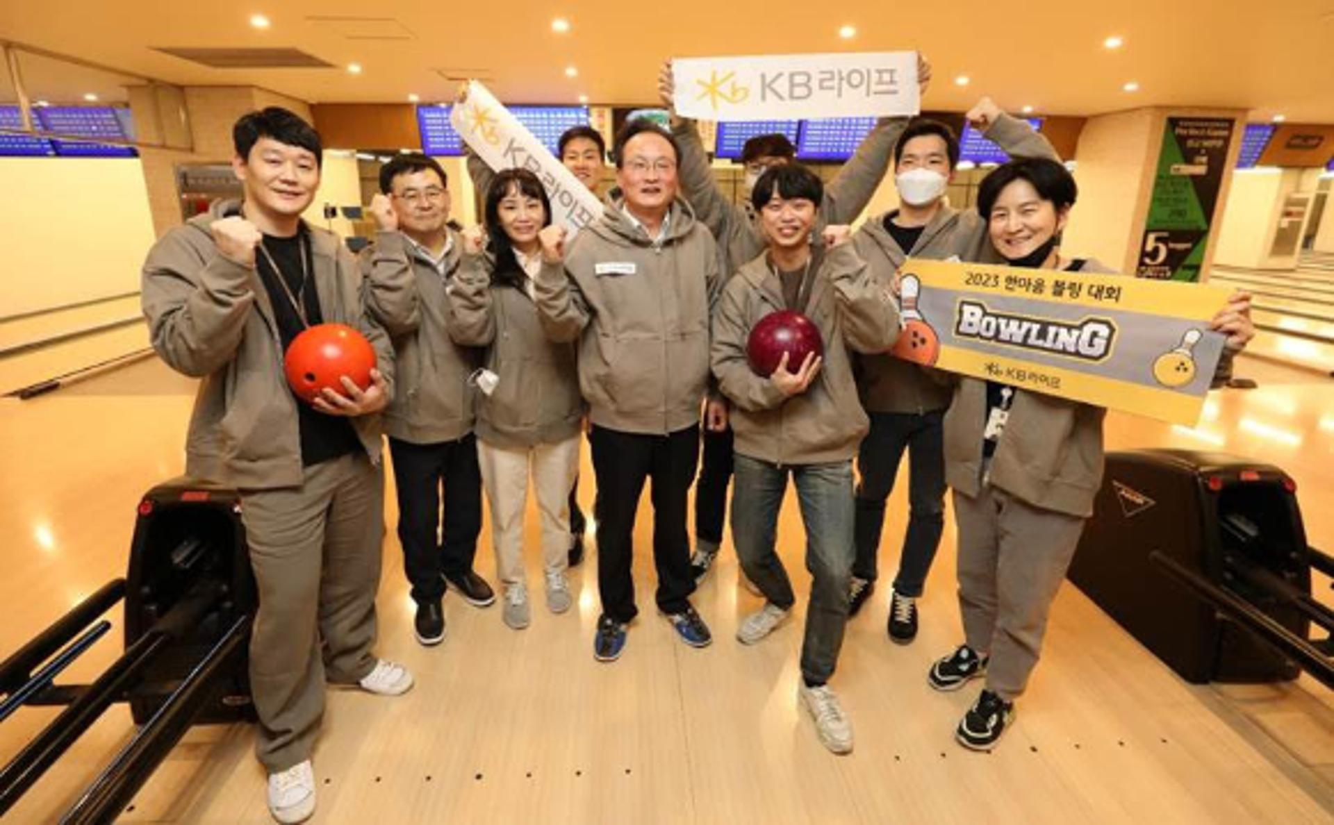 "나이스샷"… 이환주 KB라이프생명 대표, '펜' 대신 '볼링공' 든 이유