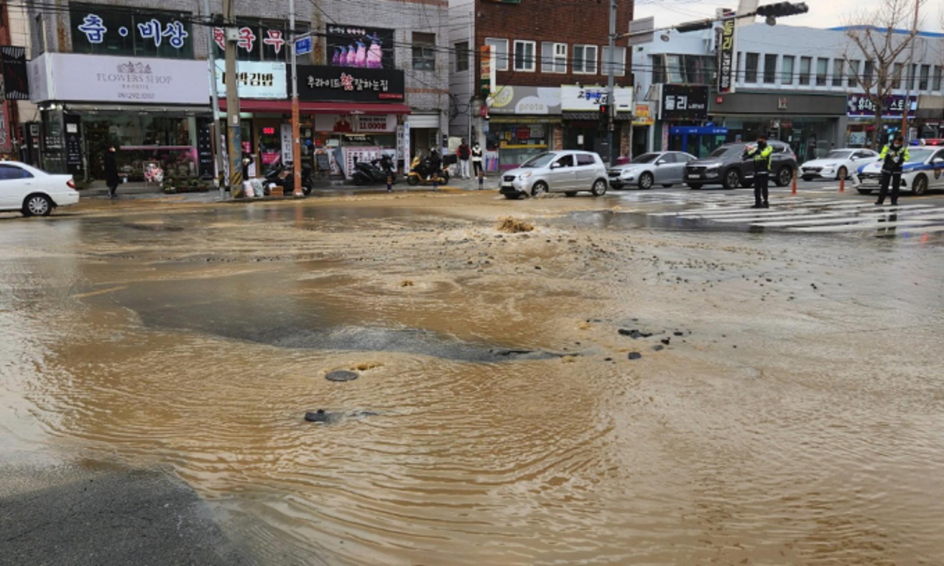 [속보] 부산 하단동 동아대 앞 사거리 도로 '침수'....'차량 통제 중'