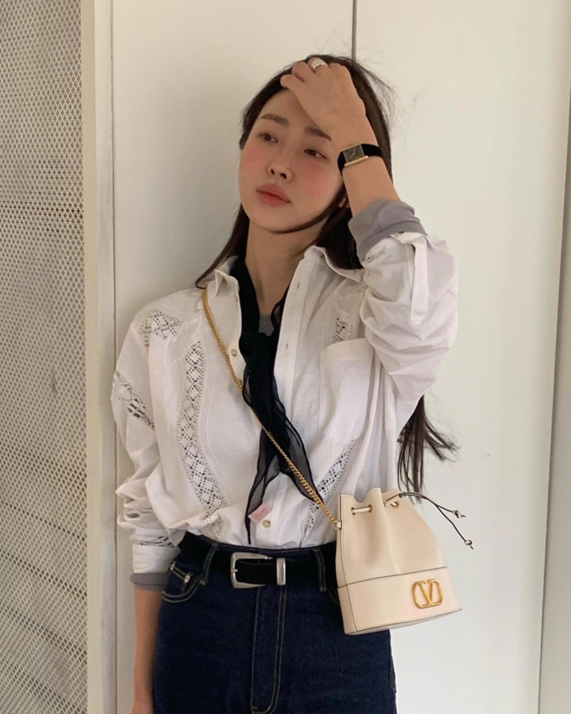 차정원, 로맨틱 감성 짙은 아일렛 블라우스룩