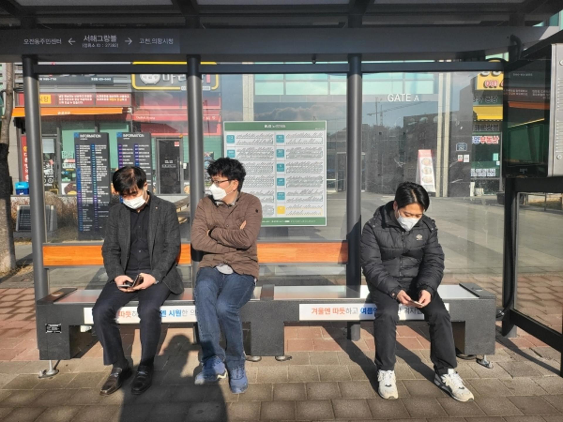 "추위·무더위 걱정없어요"…의왕시, 버스승강장 냉·온열 의자 설치
