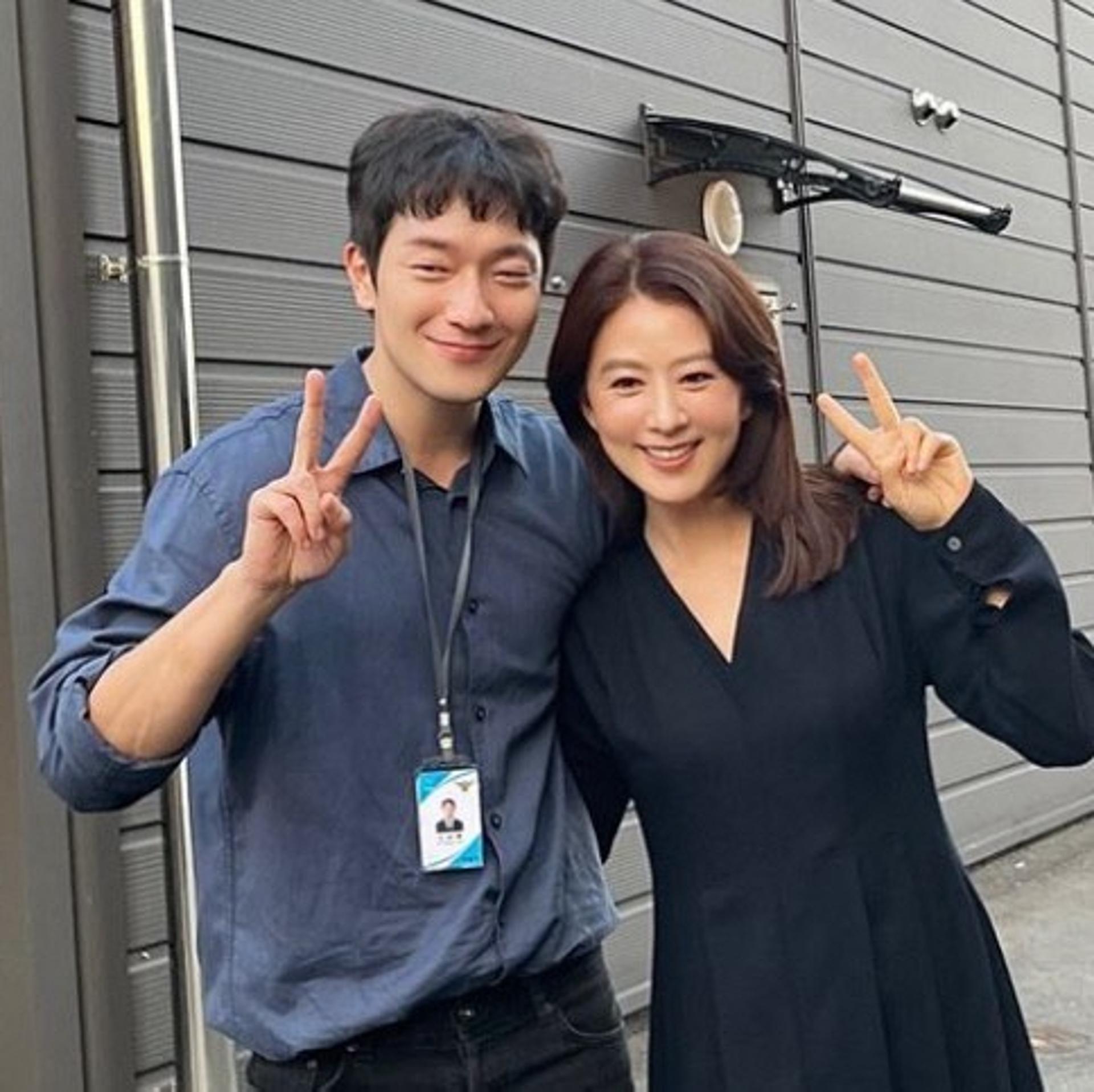 '56세' 김희애도 구씨앓이… 손석구 '찐팬'이었네