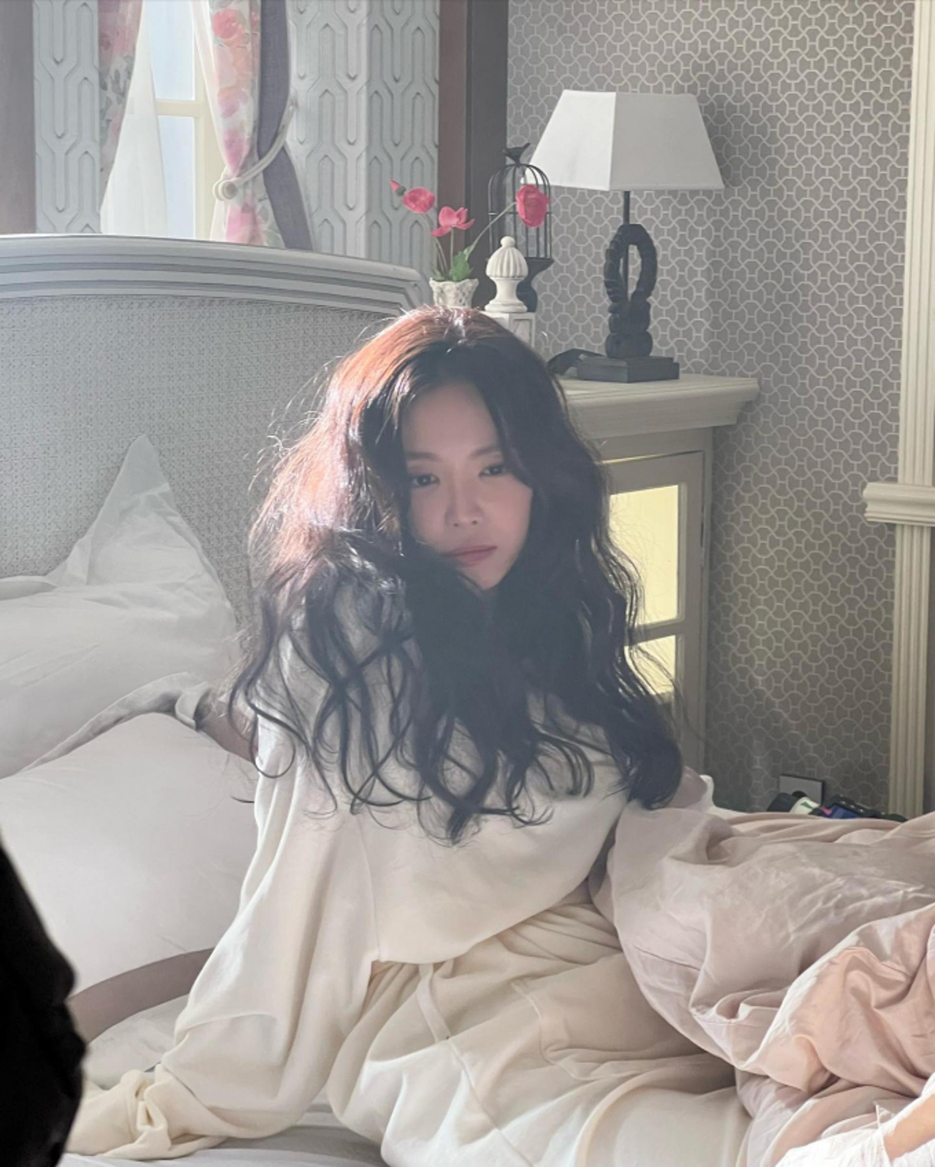 손나은, 헝클어진 머리+가운…잠에서 깨어난 공주님 비주얼