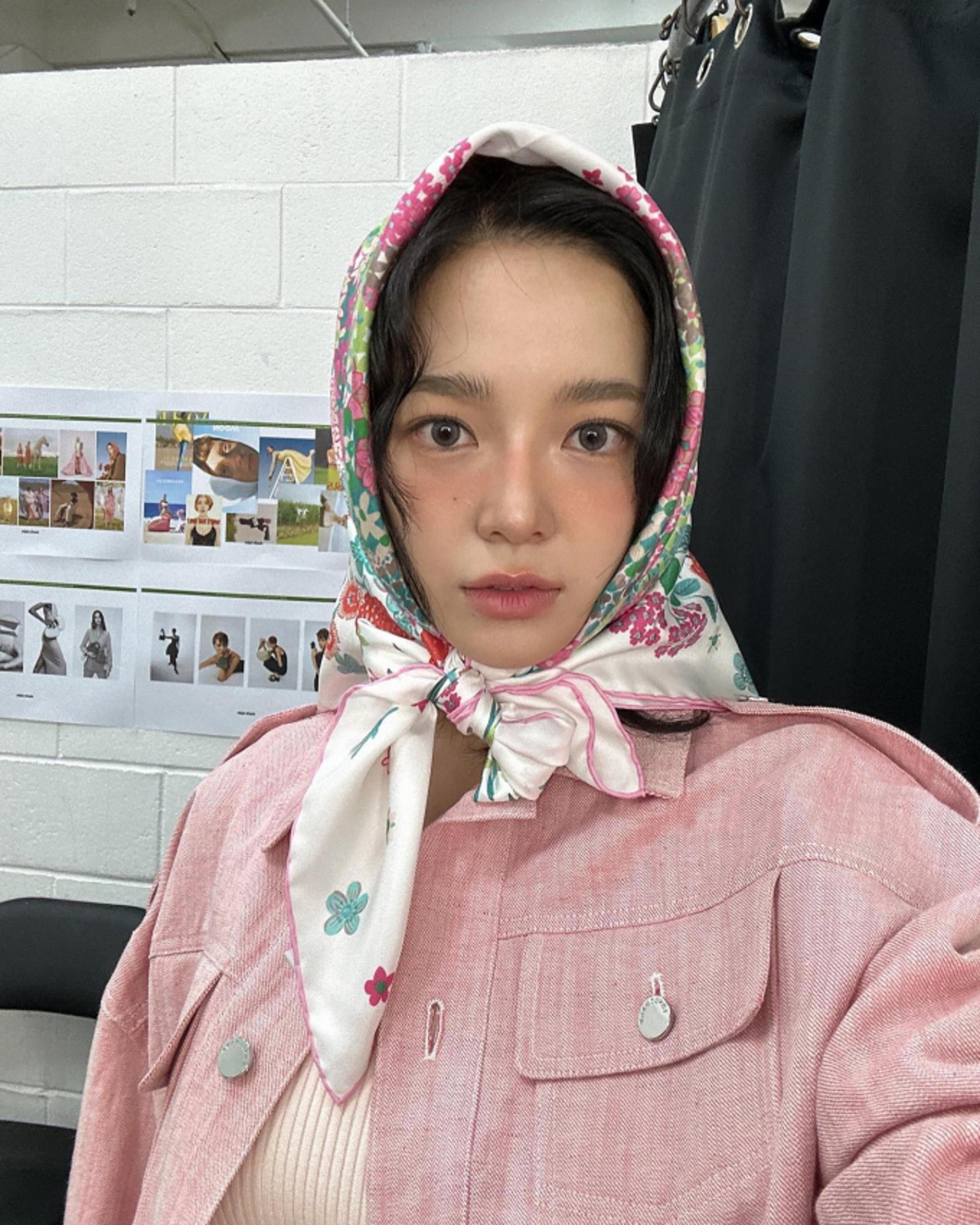 김세정, 컬러렌즈+꽃 스카프 머리에 두르니…이국적인 소녀미