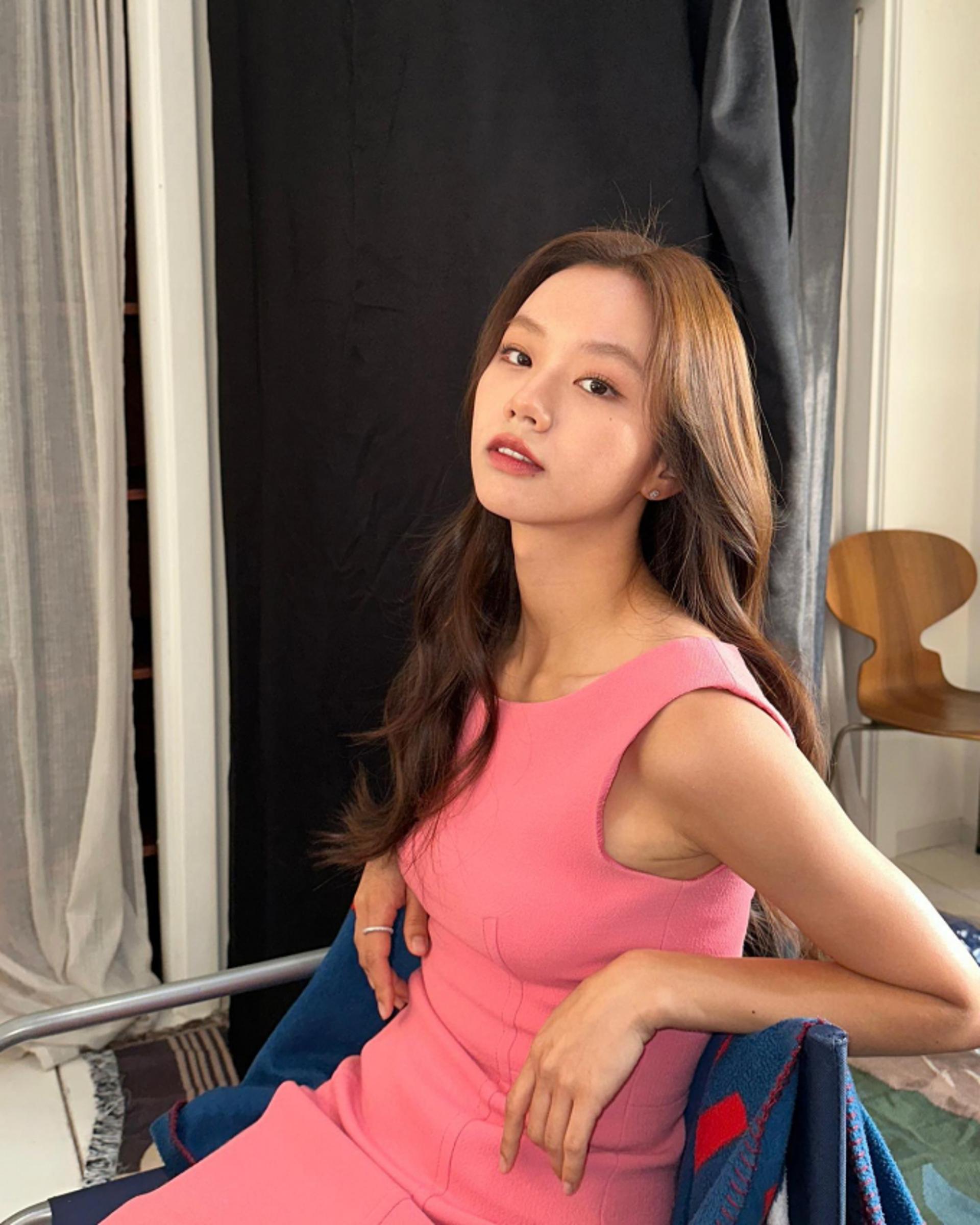 '류준열♥' 혜리, 성숙한 매력이 물씬…핑크 레이디 룩