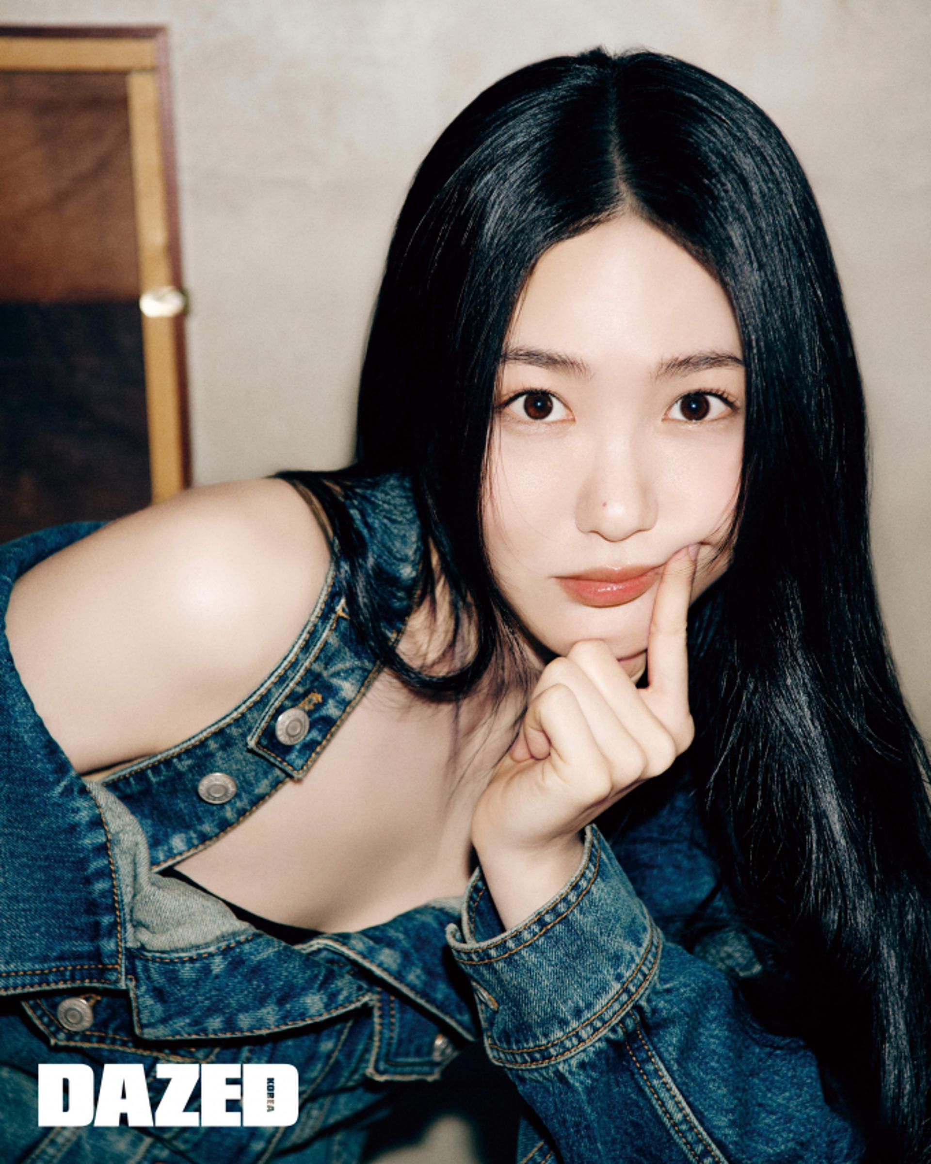 [★화보] 신예은, 데님룩→시스루룩…팔색조 매력 발산