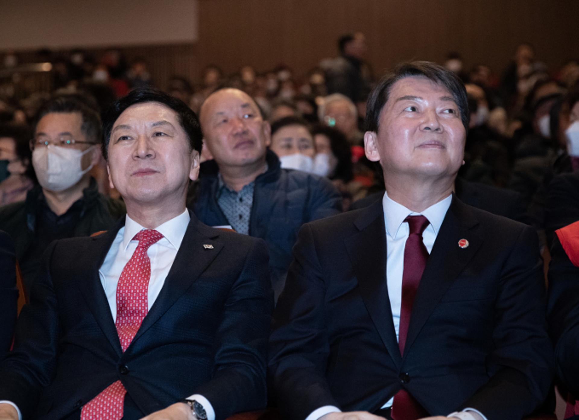 '한일관계 온도차'…  金 "日사죄·반성해야"vs安 "역사·경제·안보 분리"