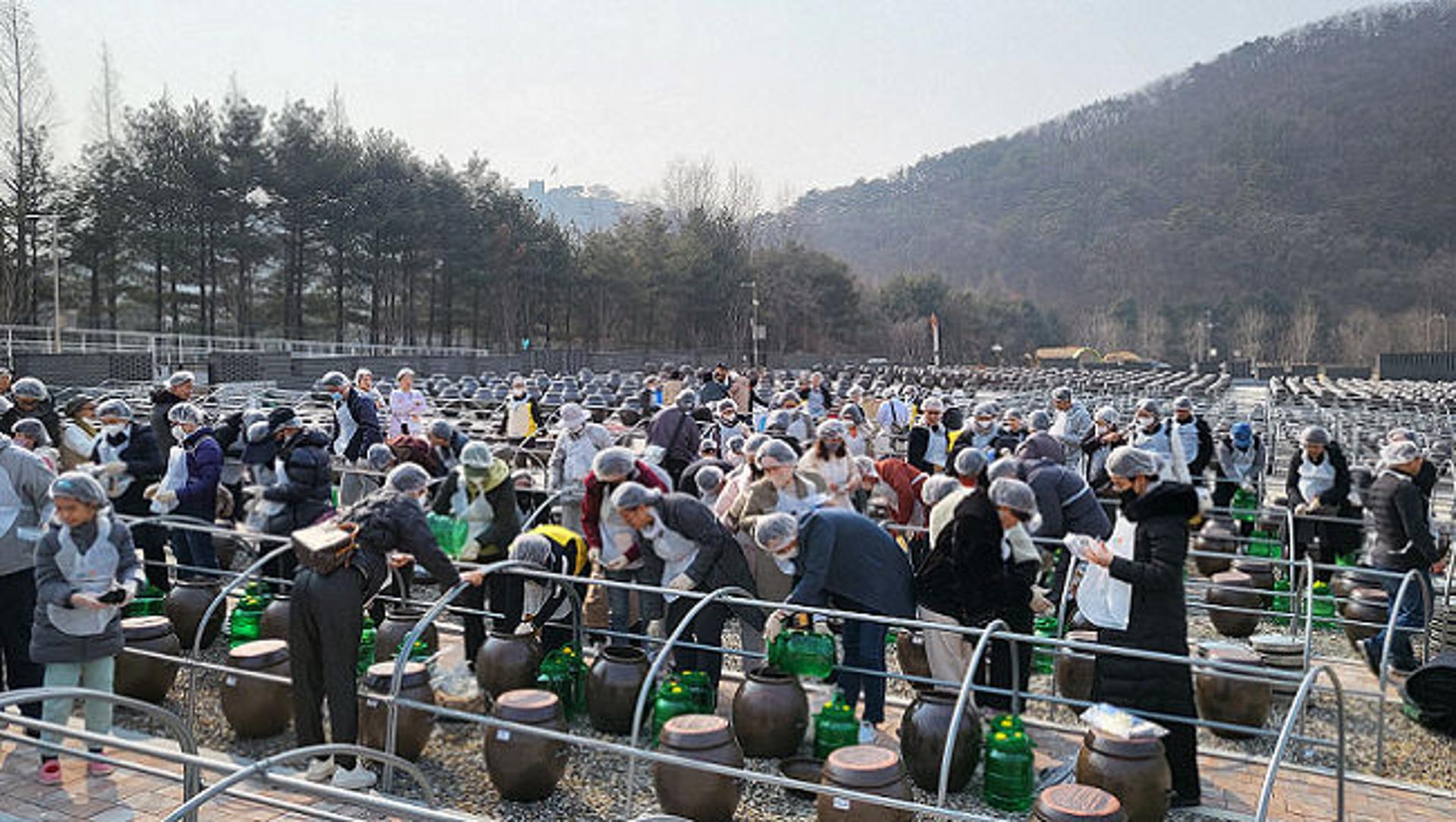 파주장단콩웰빙마루, 장독분양 '장담그기' 성황…700여명 참여