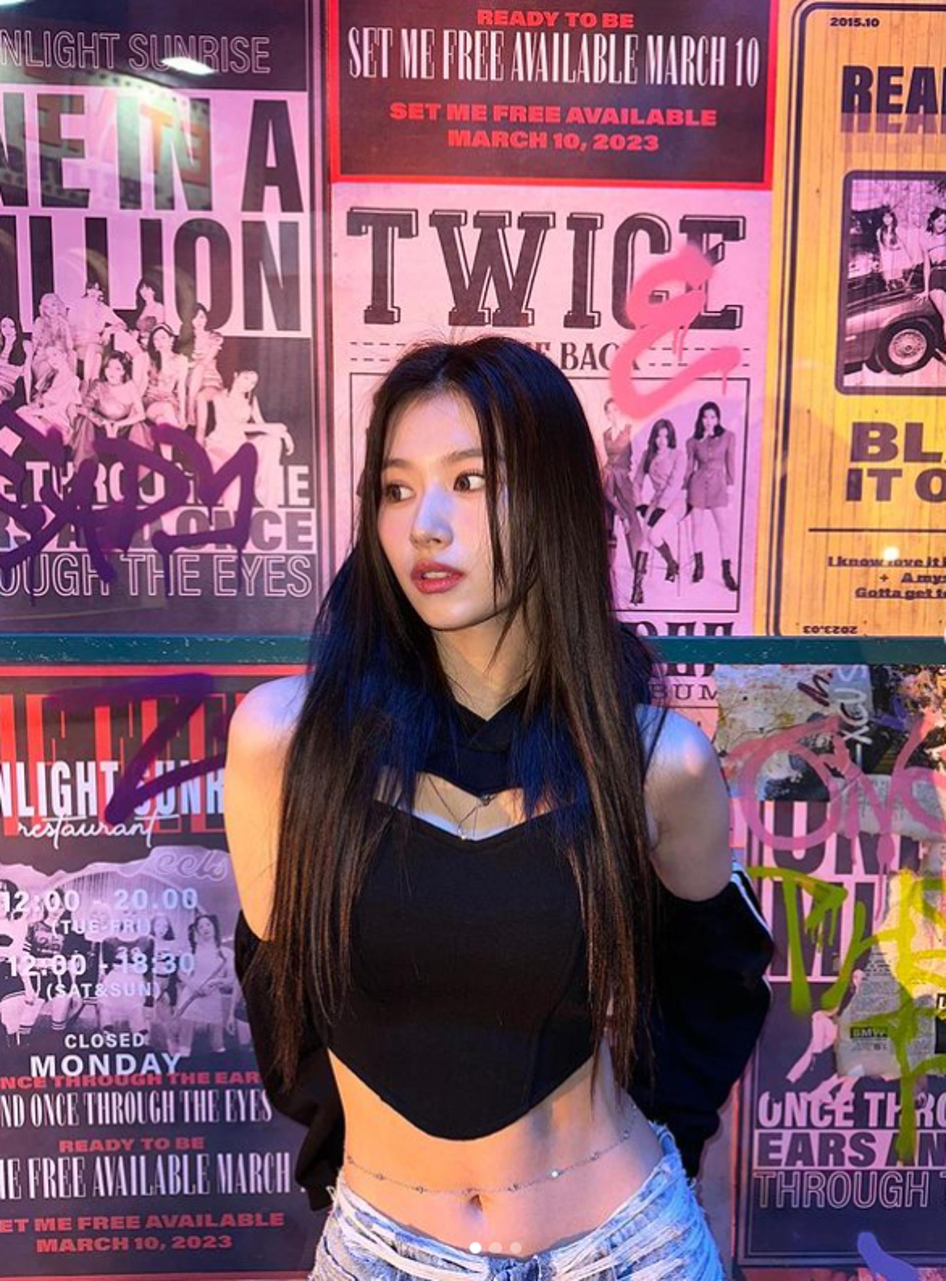"뮤비 데님 착♥"… 트와이스 사나, 탄탄한 복근 눈길