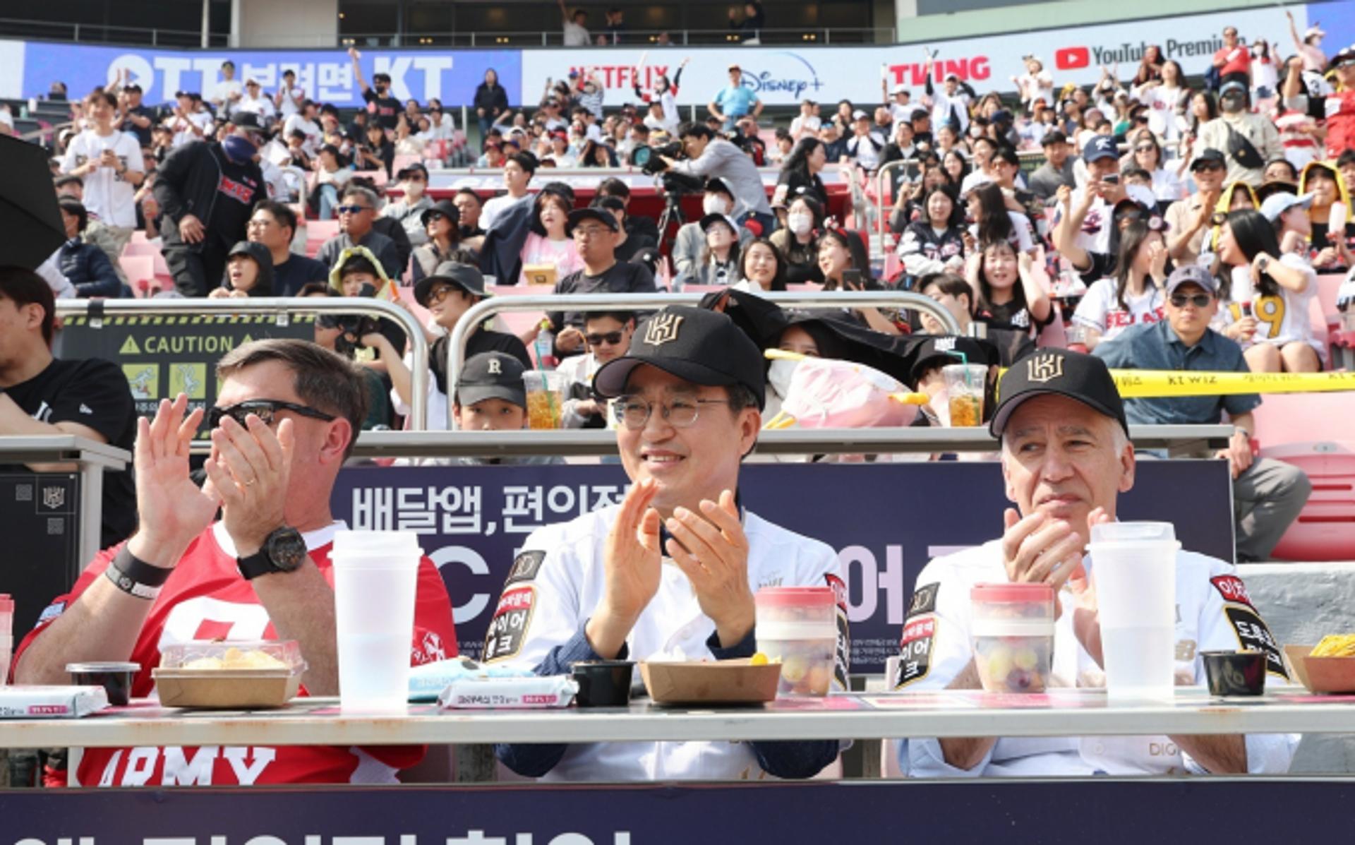 김동연의 '야구 외교'… 골드버그 美 대사와 프로야구 개막전 관람