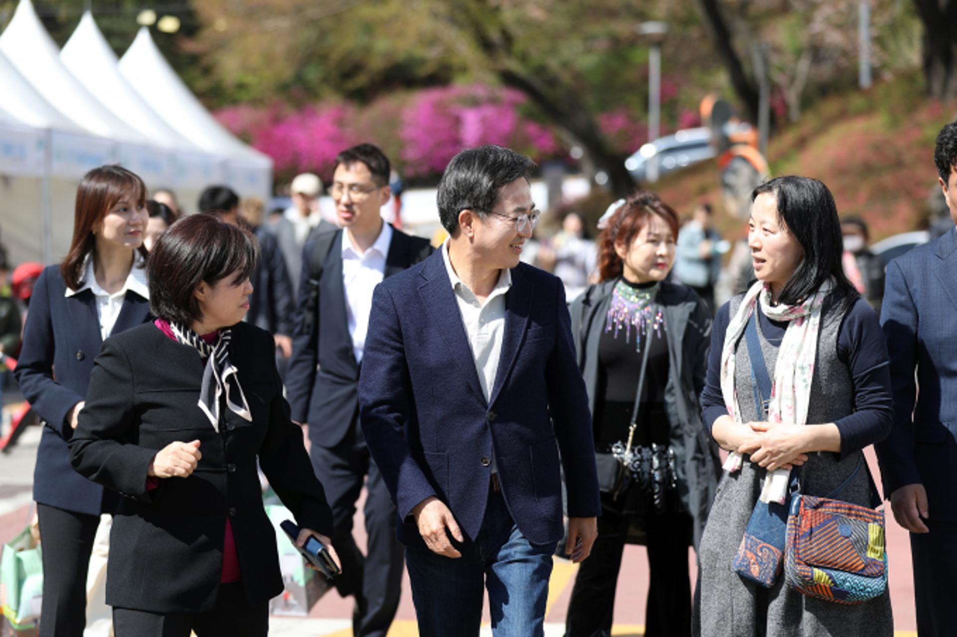 김동연 경기지사, 경기도청 봄꽃축제 찾아 도민·소상공인과 소통