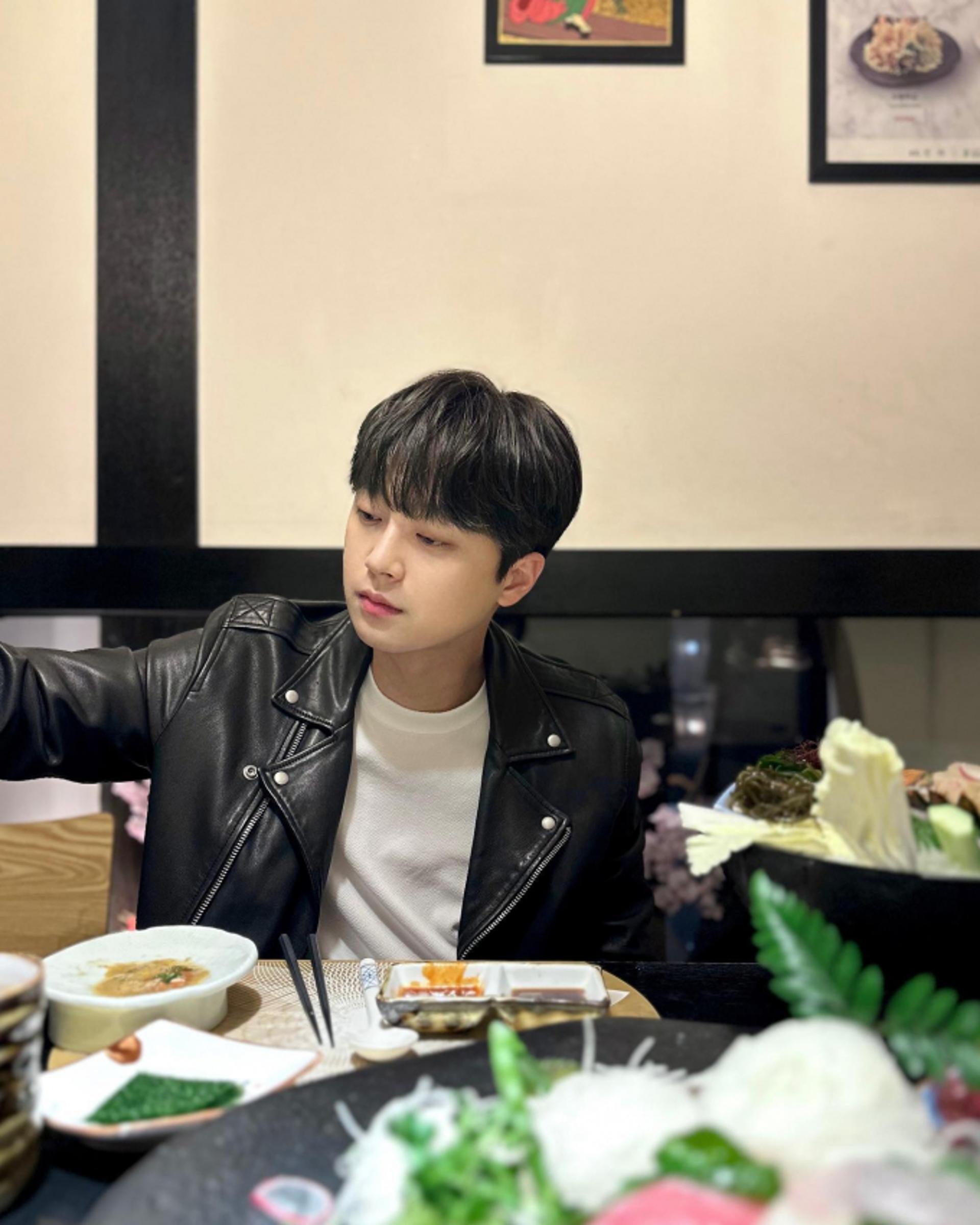 이찬원, 시크한 가죽 재킷 패션…"겨울에 다시 만나자"
