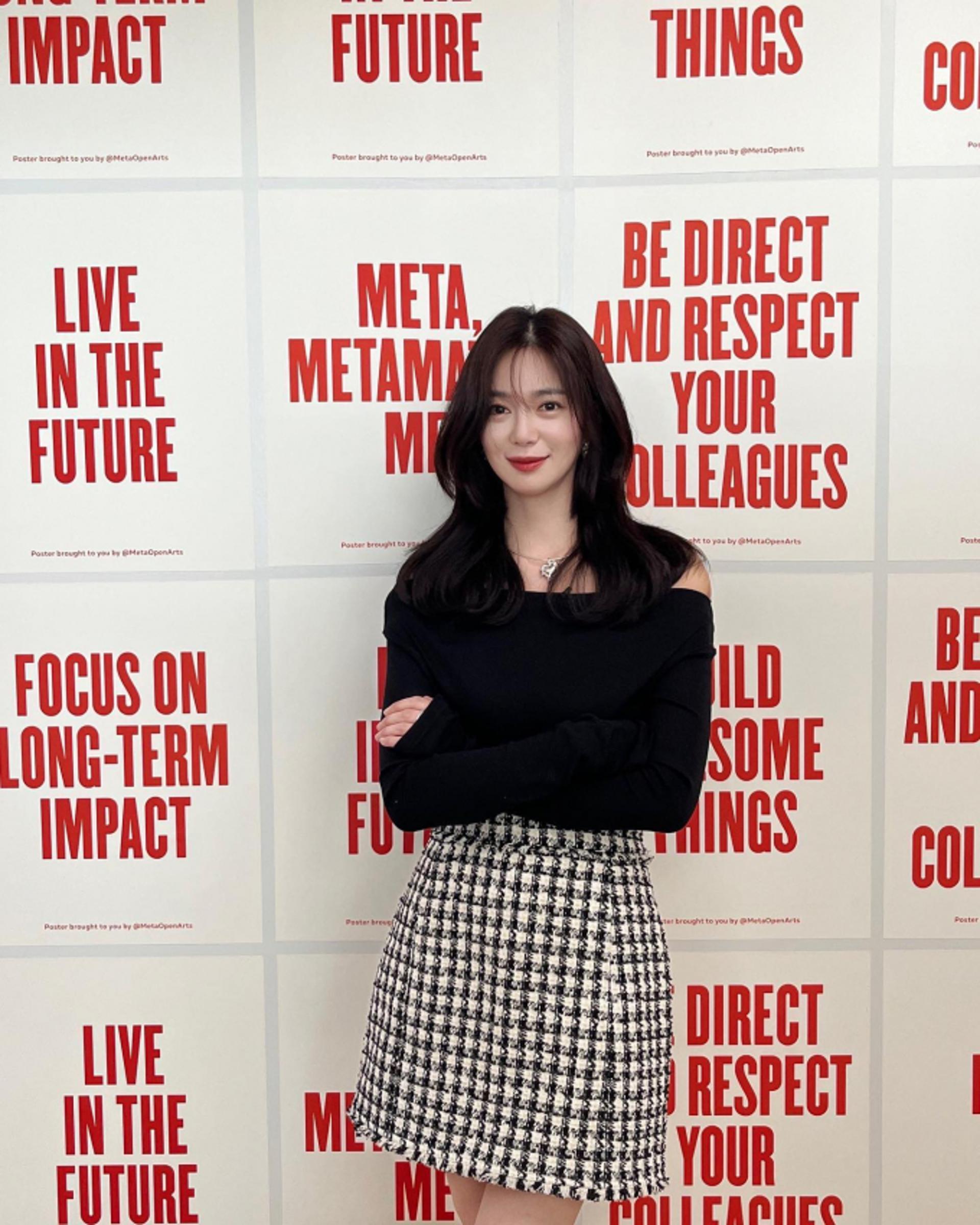 이엘리야, 레드립 바르고…차도녀↔소녀 오가는 매력