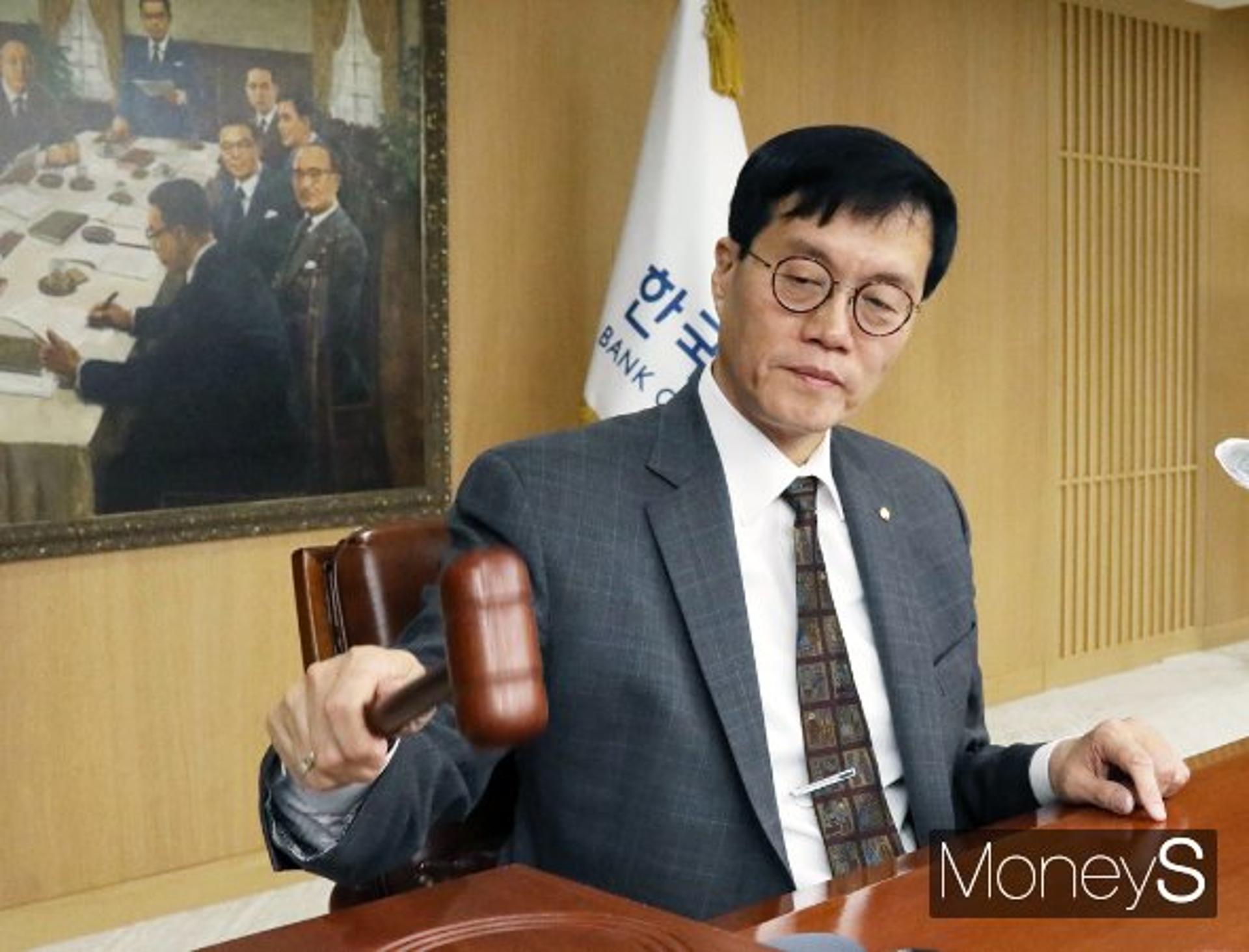 한국은행, 2회 연속 기준금리 동결… 물가 둔화에 금리인상 종료(상보)