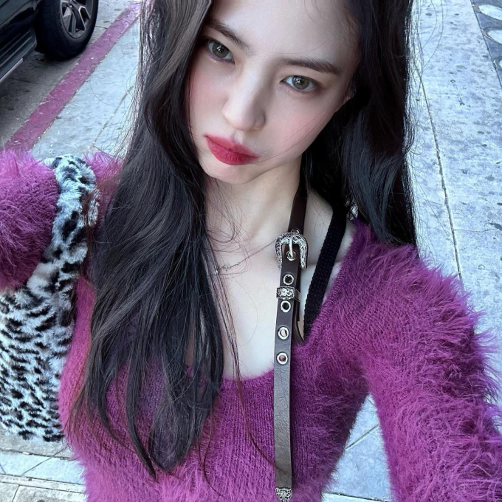 한소희, 버건디 립 바르니 더욱 돋보이는 흰 피부