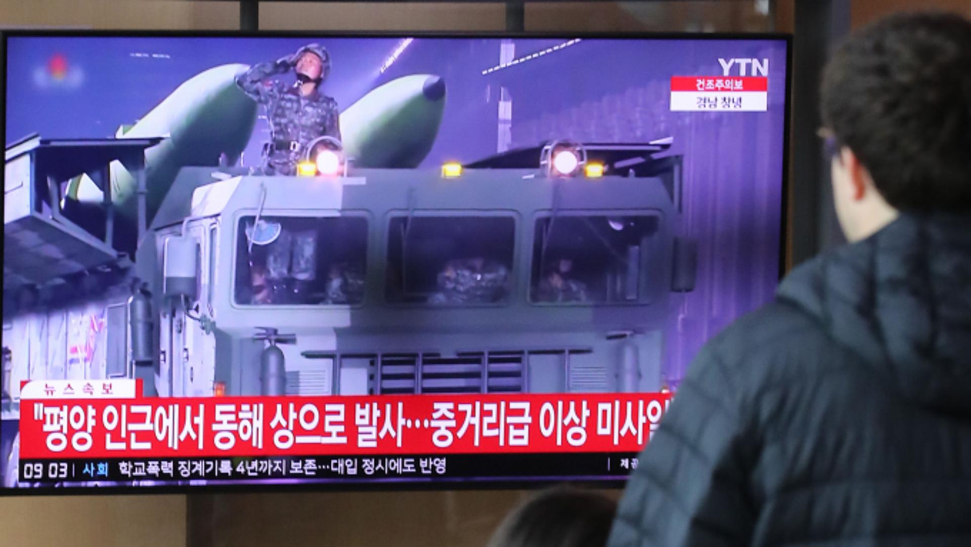 北 평양서 중거리급 '미사일' 발사… 합참 "ICBM 가능성"(상보)