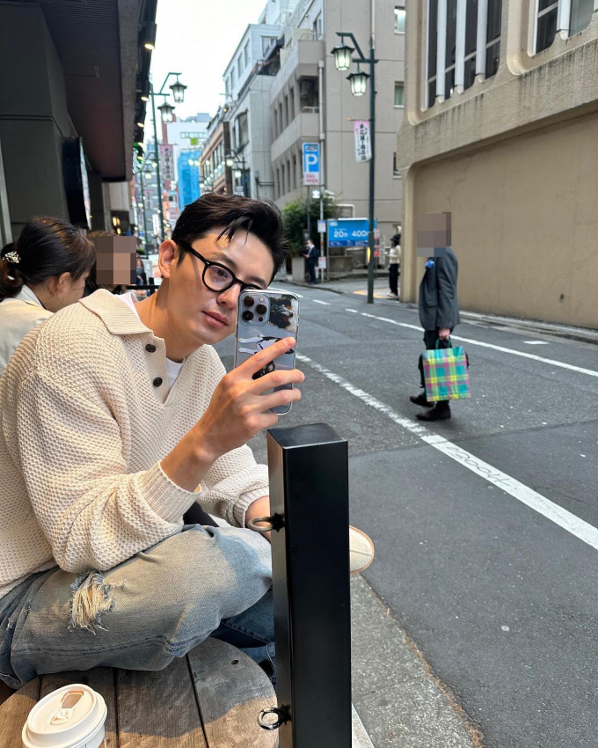 이지훈, 日 여행 중 여심 잡는 비주얼…사진은 누가 찍어 줬나?