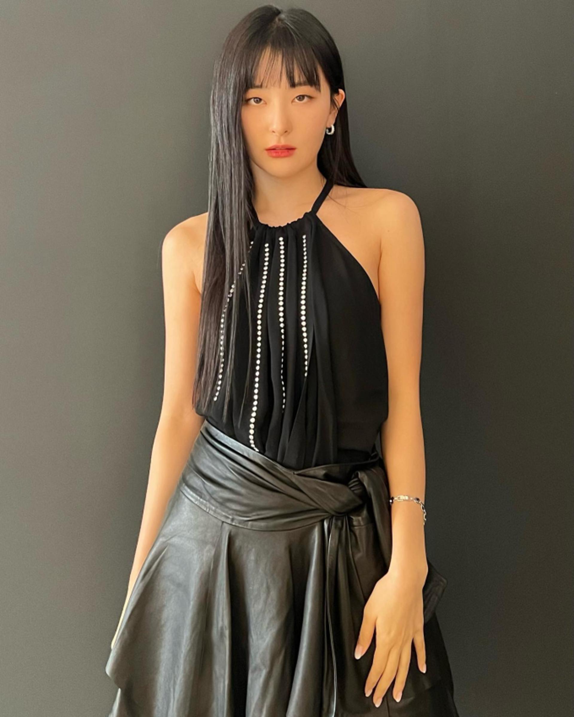 레드벨벳 슬기, 우아한 섹시美! 홀터넥 블라우스룩