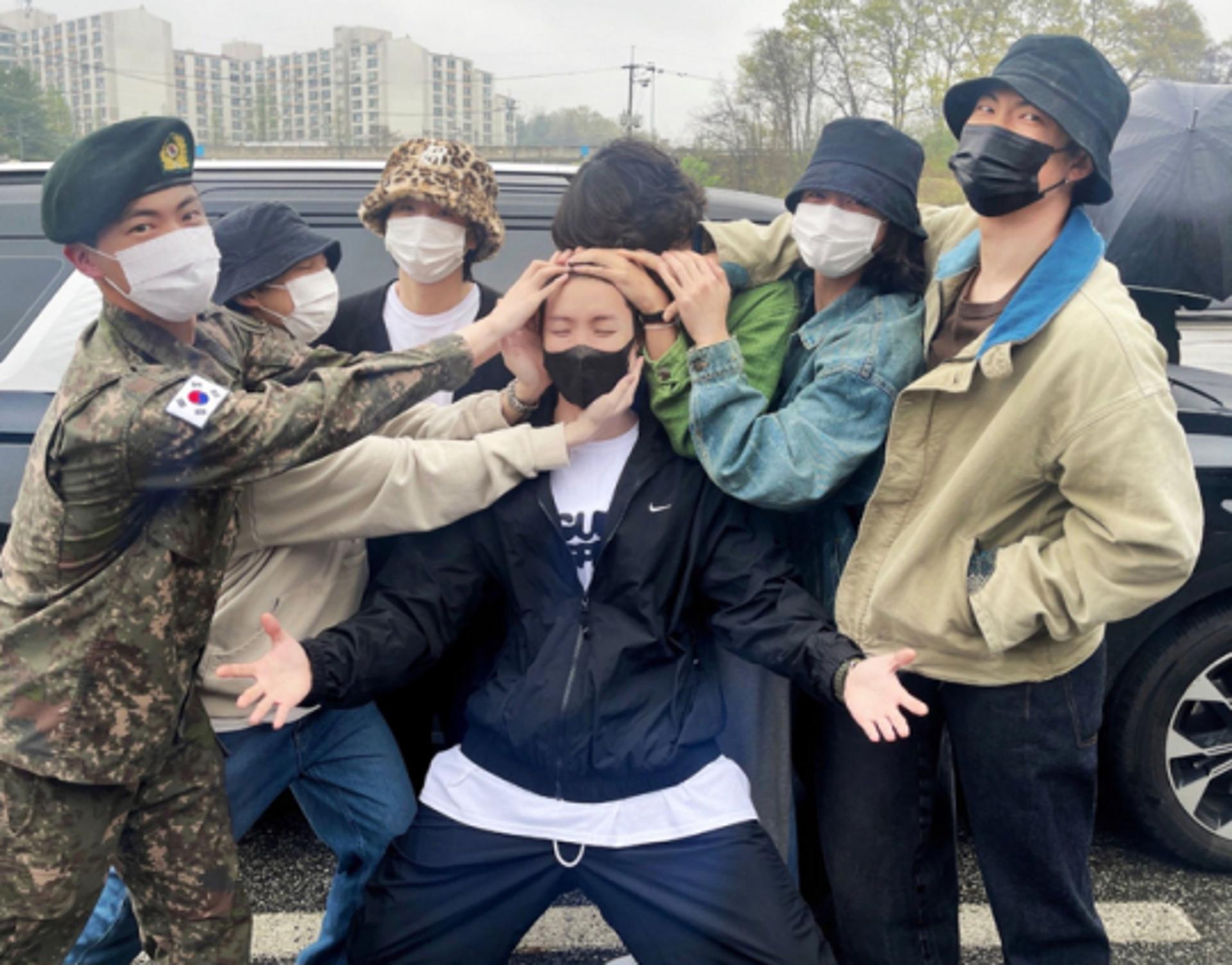 "제이홉 사랑해♥"… BTS, 훈훈한 완전체 '맏형 진도 함께'