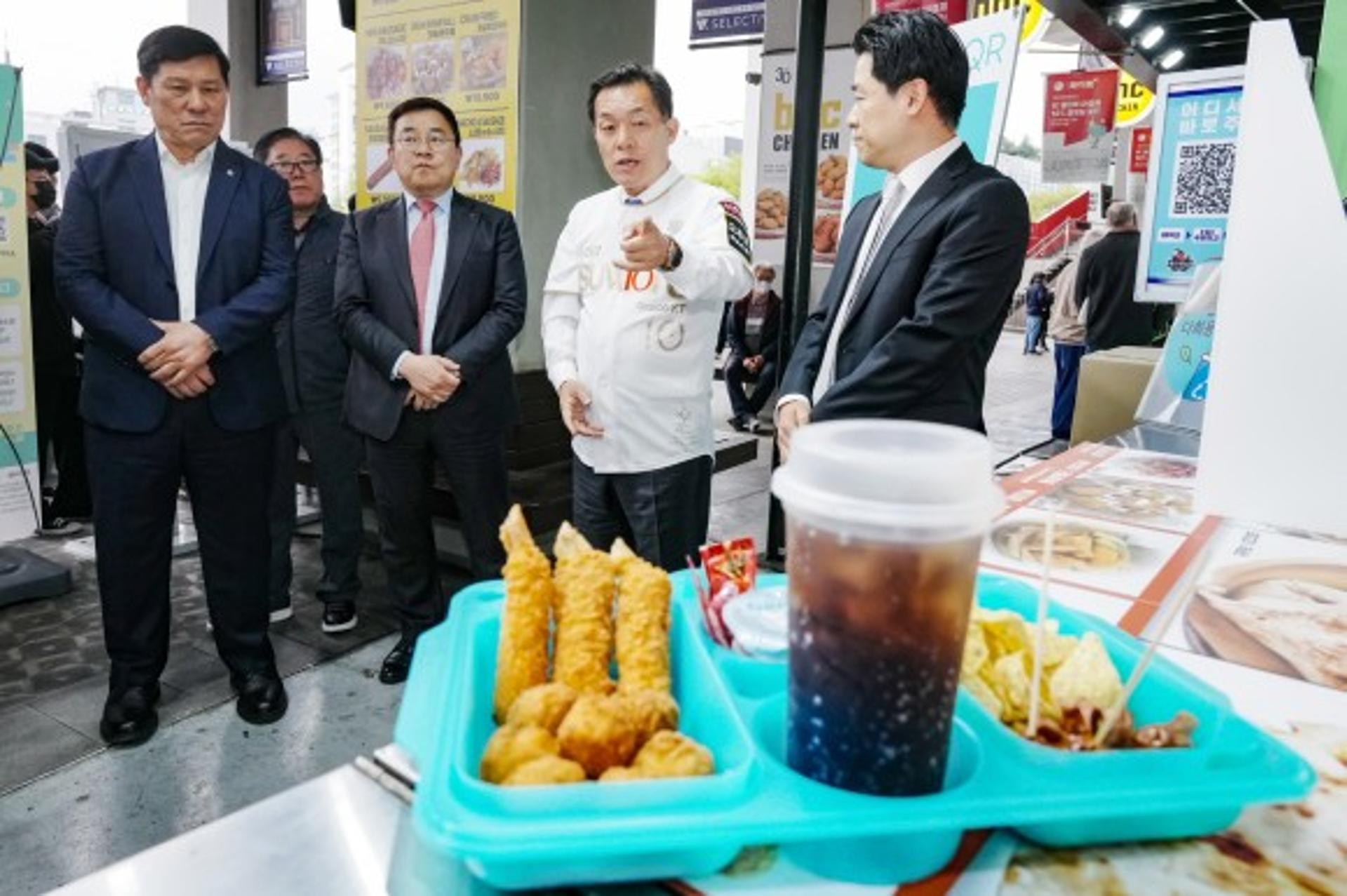 "수원KT위즈파크서 다회용기 사용하세요"