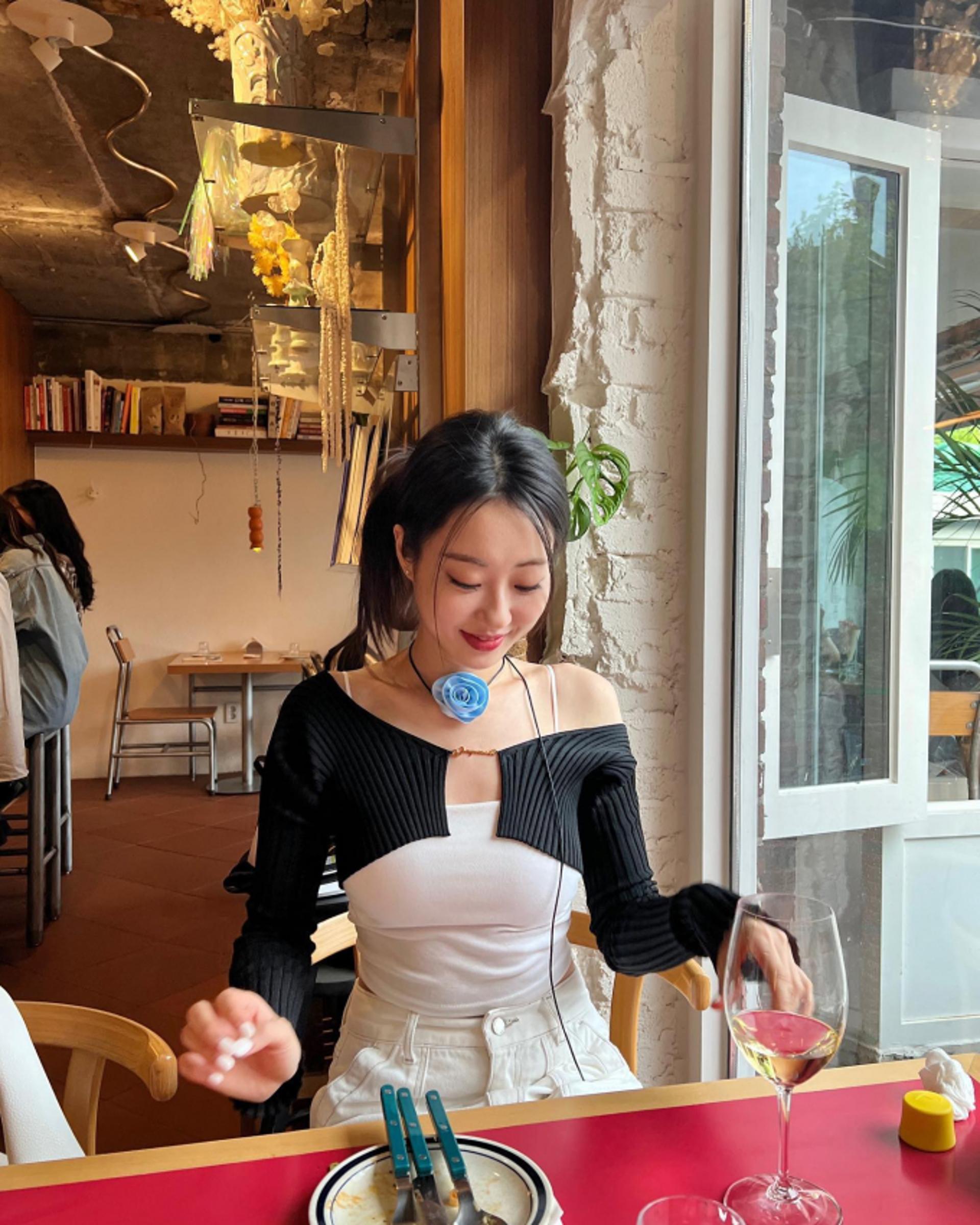 나인뮤지스 경리, 잘록한 허리와 볼륨감! 섹시한 주말 일상룩
