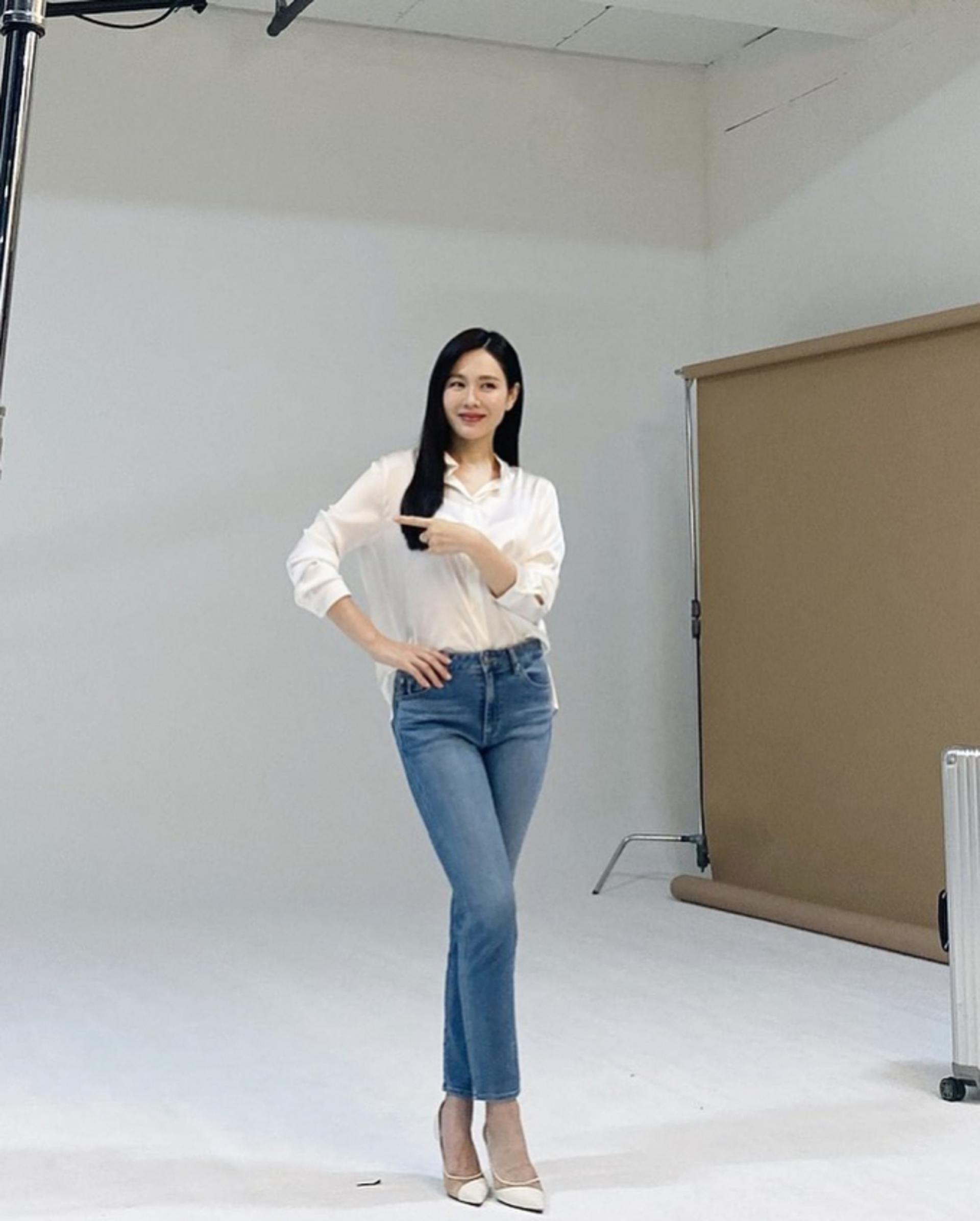 손예진, 광고 촬영 비하인드 컷…출산 후 되찾은 늘씬 몸매