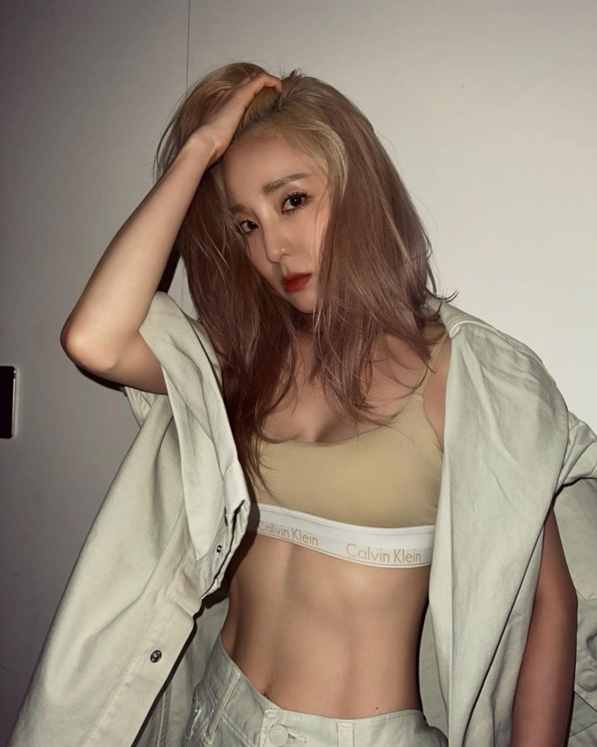산다라박, 브라톱 입고 복근 공개…박준형 "사진 합성 같아"