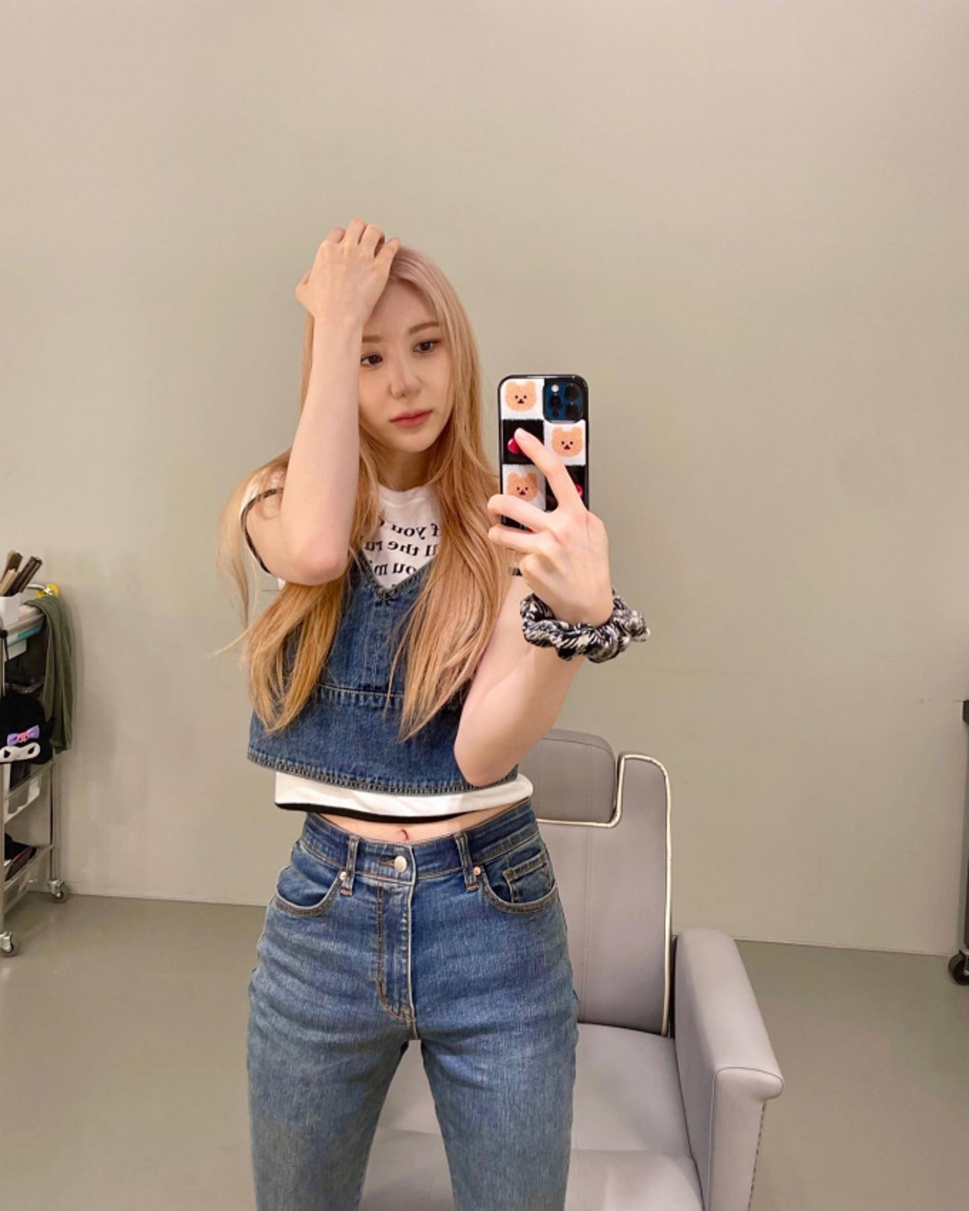 이채연, 힙+걸리시 다 되는 청청 패션